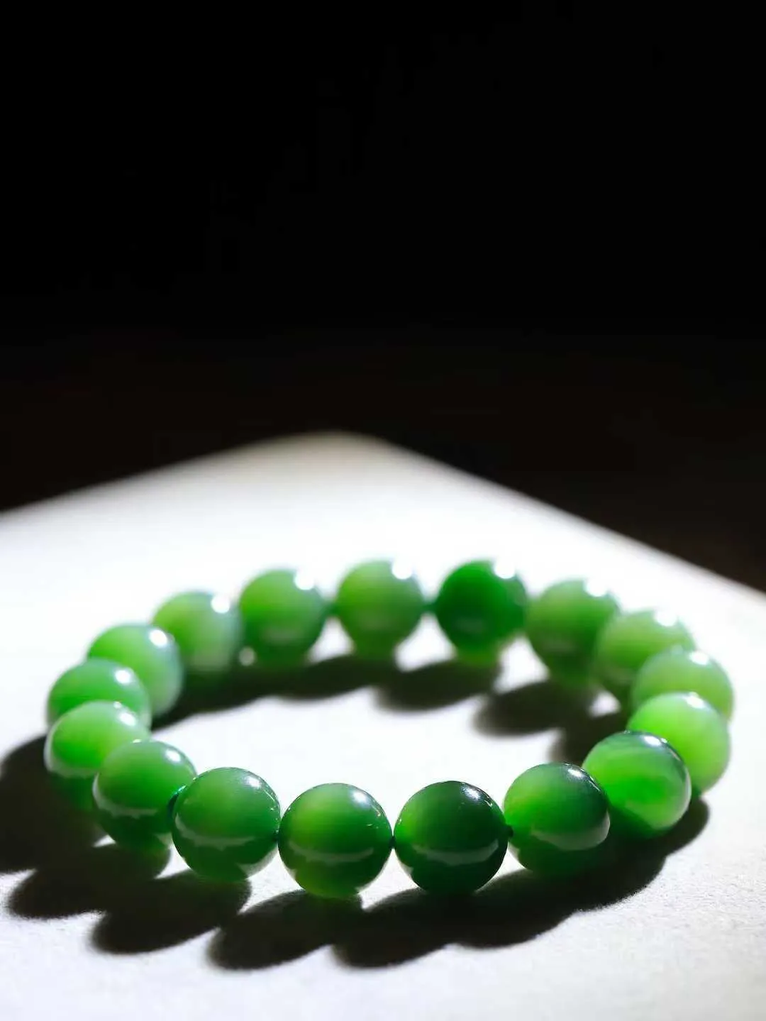 【珠圆玉润.手串】

收藏级和田玉碧玉猫眼珠圆玉润手串 玉质温润细腻  整串打磨圆润，佩戴舒适。珠珠落玉盘，间关莺语花底滑，一生美好时光，无论身在何处，都有它相伴相守。事事顺遂，幸福美满，吉祥如意。重47.7克 尺寸取一12mm  FDA-221251933