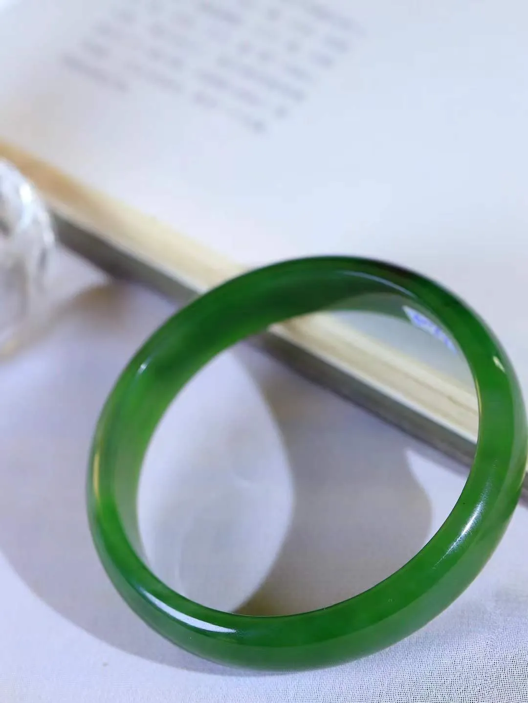 【碧波流转·手镯】

收藏级和田玉碧玉手镯，玉质细腻温润，手感舒适，️线条流畅，简约大气，美自天成，佩戴于腕间，婉约之美，举手投足间透出那份低调奢华，醉人心扉。
重35克 内径圈口55mm尺寸12.4-6mm  FDA-131201908