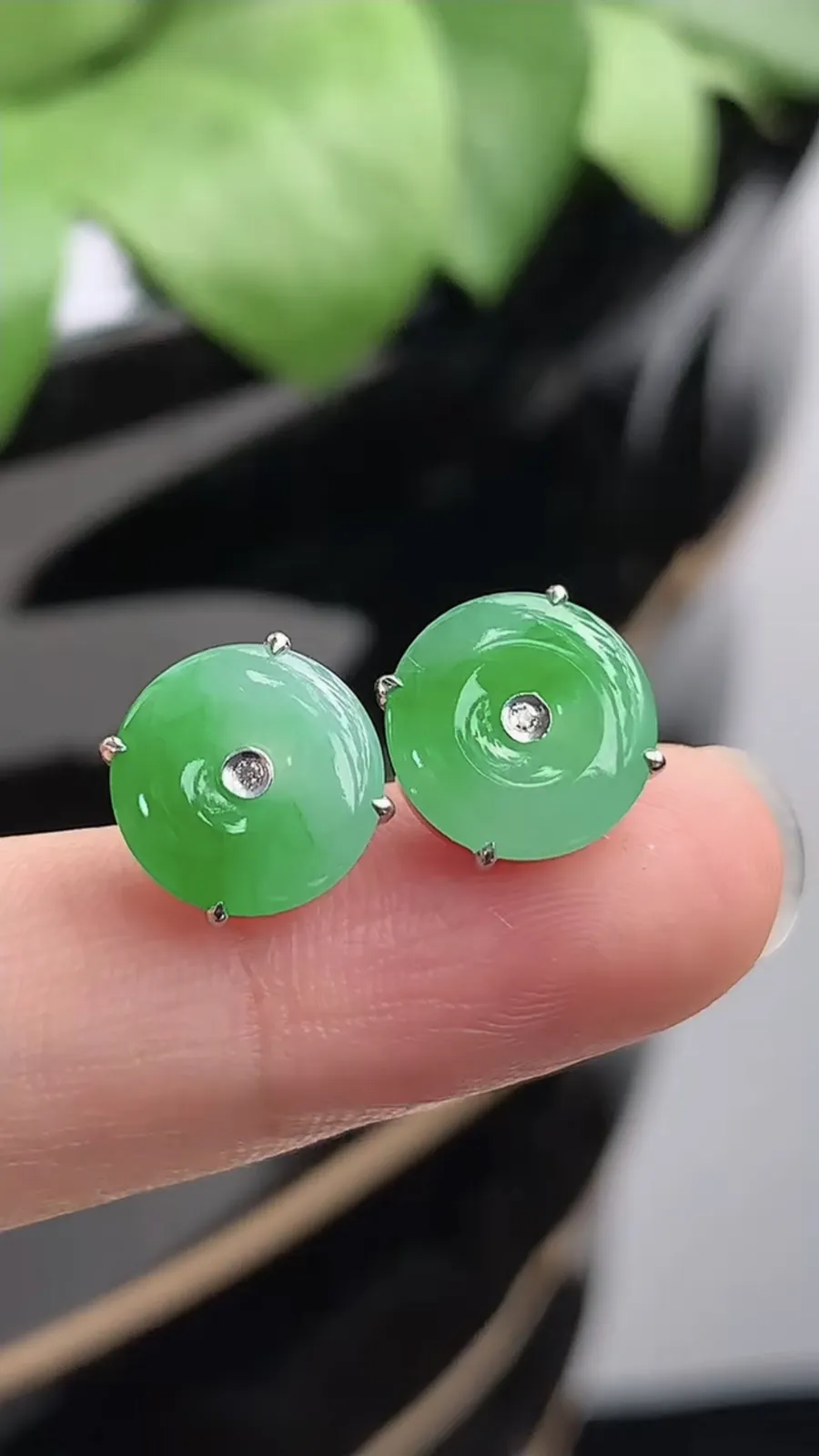 a货翡翠冰种18K金镶嵌飘绿平安扣耳钉 尺寸9.7mm 重量2.55g 1216