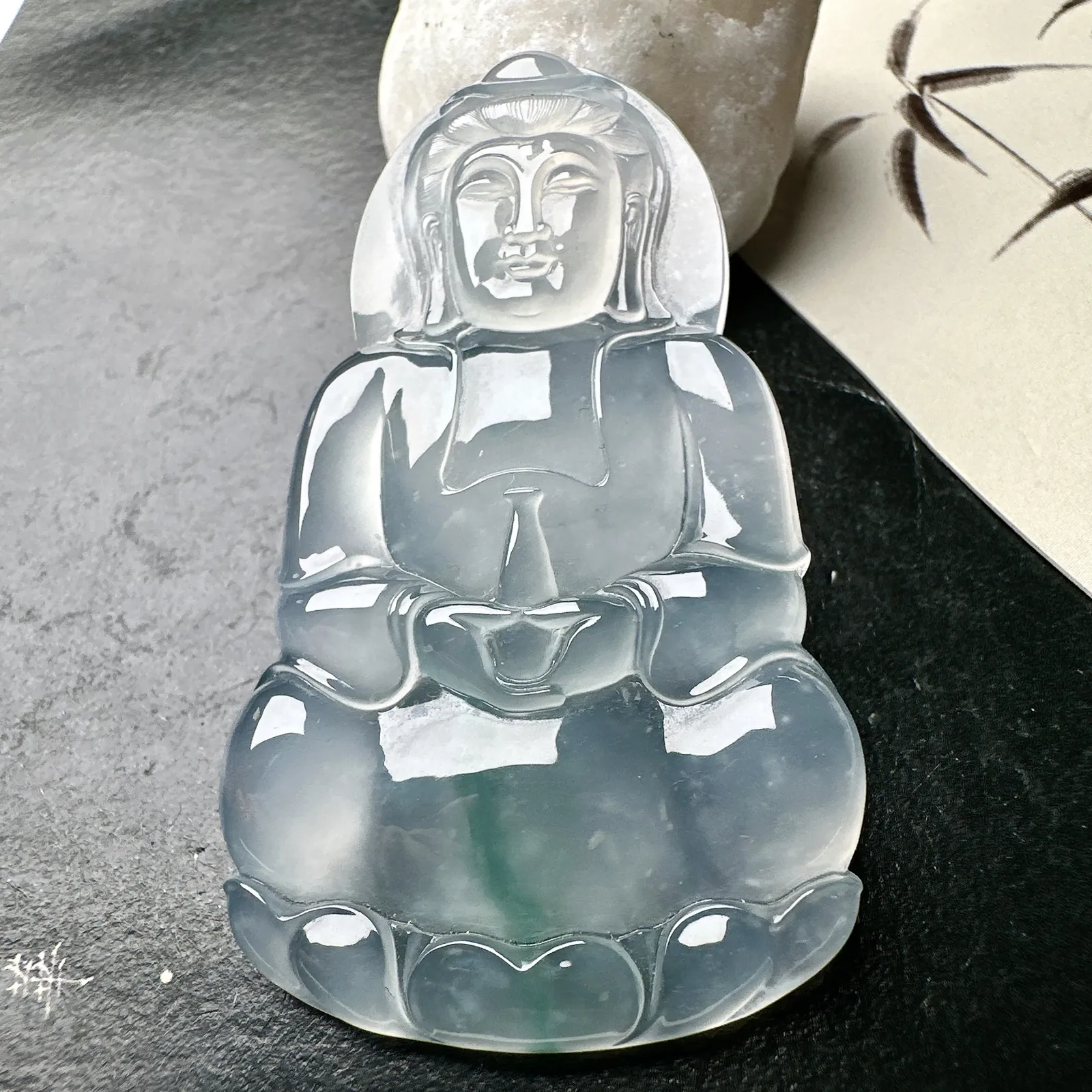 【冰种飘花正装观音吊坠】质地细腻，通透度上佳，冰感十足，适合佩戴，收藏品质