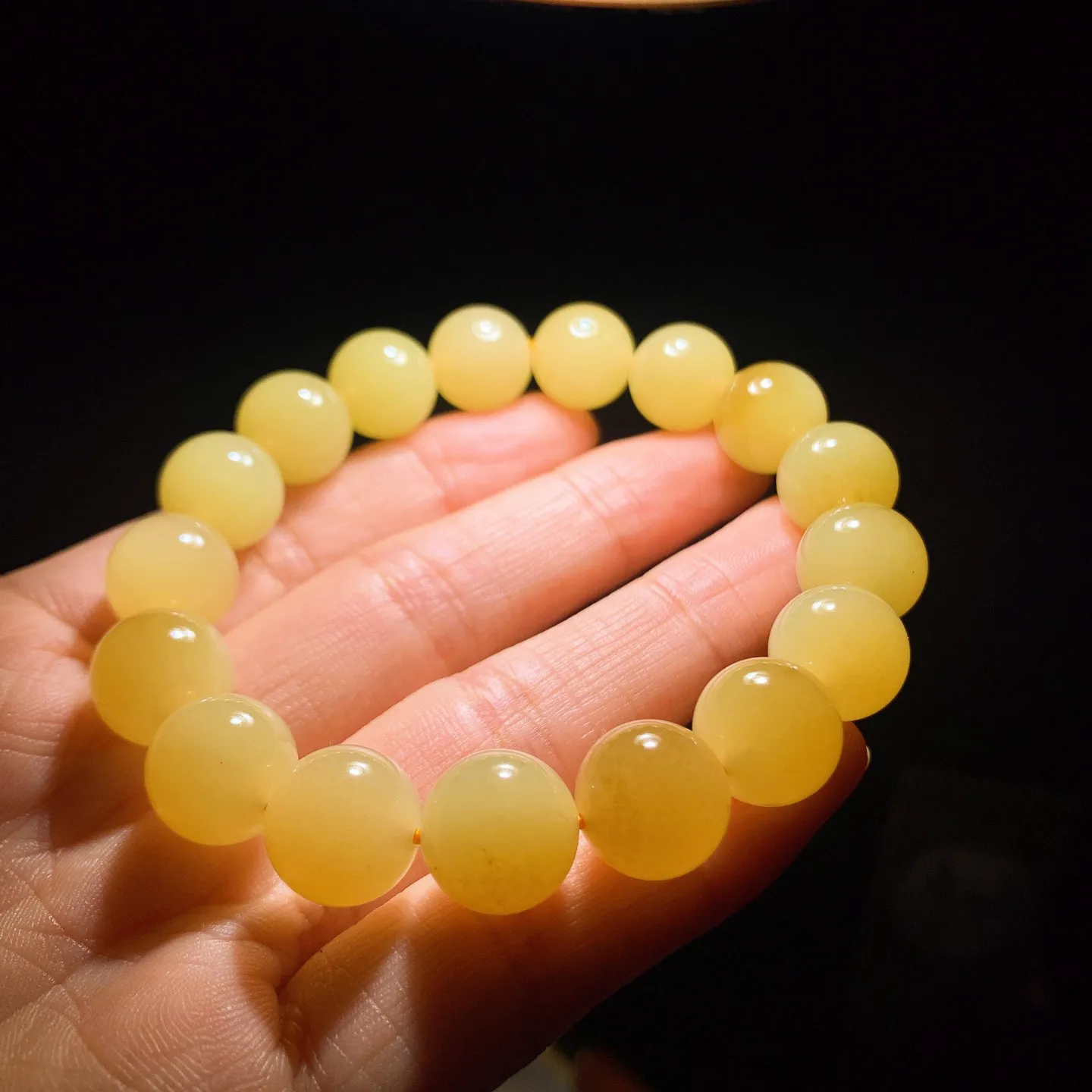 新疆和田玉若羌黄口料飘糖手串。单颗尺寸12重47.5克。玉质细腻油润。手推出油。品相大气。lt251220