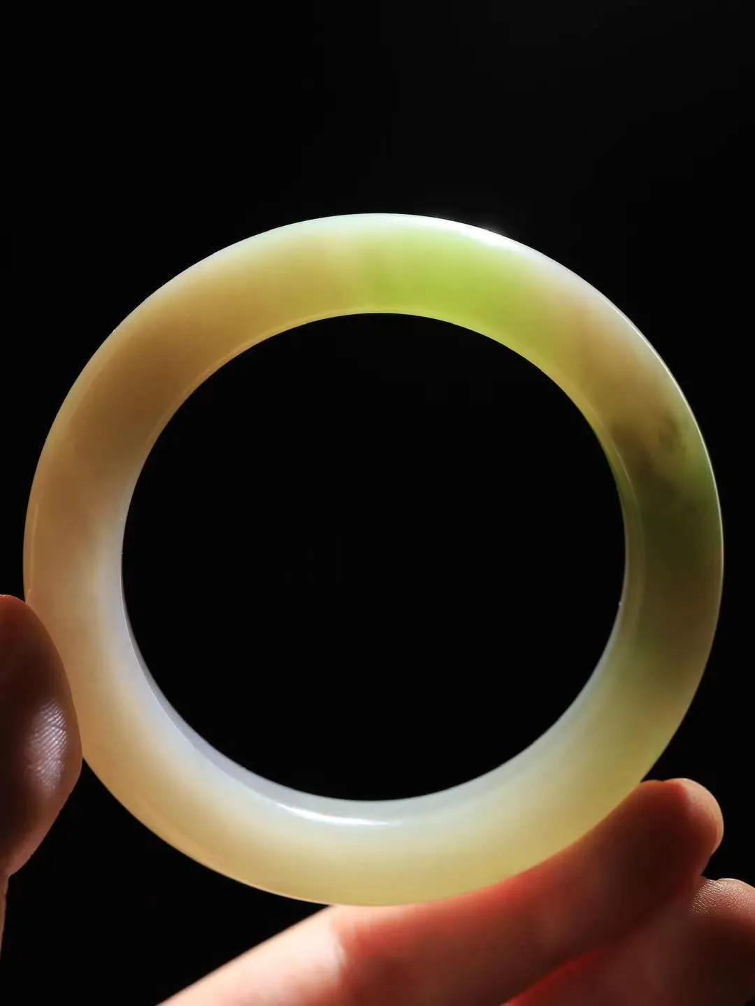 （温柔雅致.手镯）

精品️和田玉三色手镯。镯型饱满，温润细腻，脂润沁香。️执一卷书，沏一盏茶，着一袭裙，戴一只镯。淡淡浅笺，素心若兰，静赏玉中诗画。悠悠岁月，芊手轻摘，盛满诗样芳华。重68.21克   尺寸56.8-11.7-10.8mm    FDL-661201033