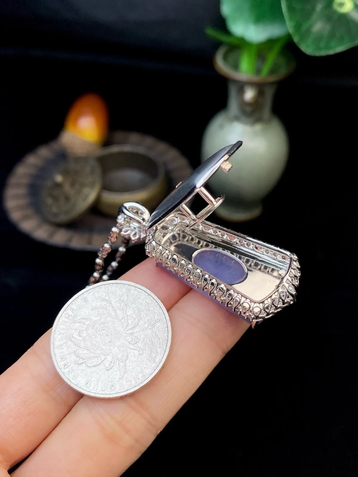 【冰种紫无事牌吊坠】质地细腻，光泽度不错，18k金钻镶嵌，裸石尺寸27.5*13.8*4.7毫米