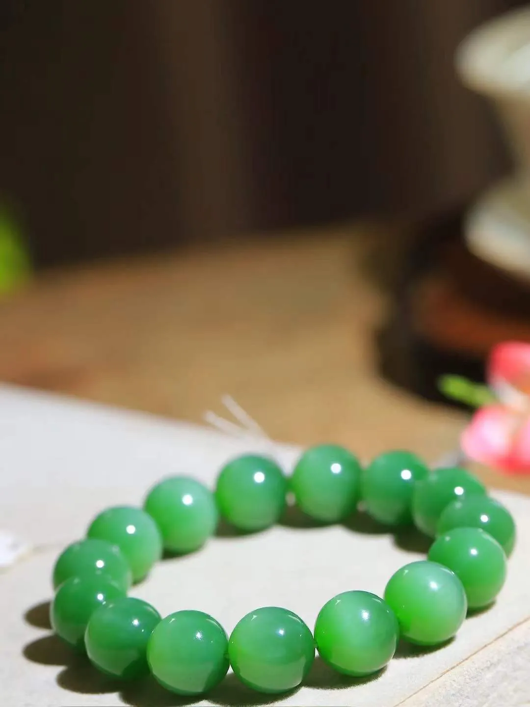 【珠圆玉润.手串】

收藏级臻品️和田玉碧玉猫眼珠圆玉润手串 玉质温润细腻  整串打磨圆润，佩戴舒