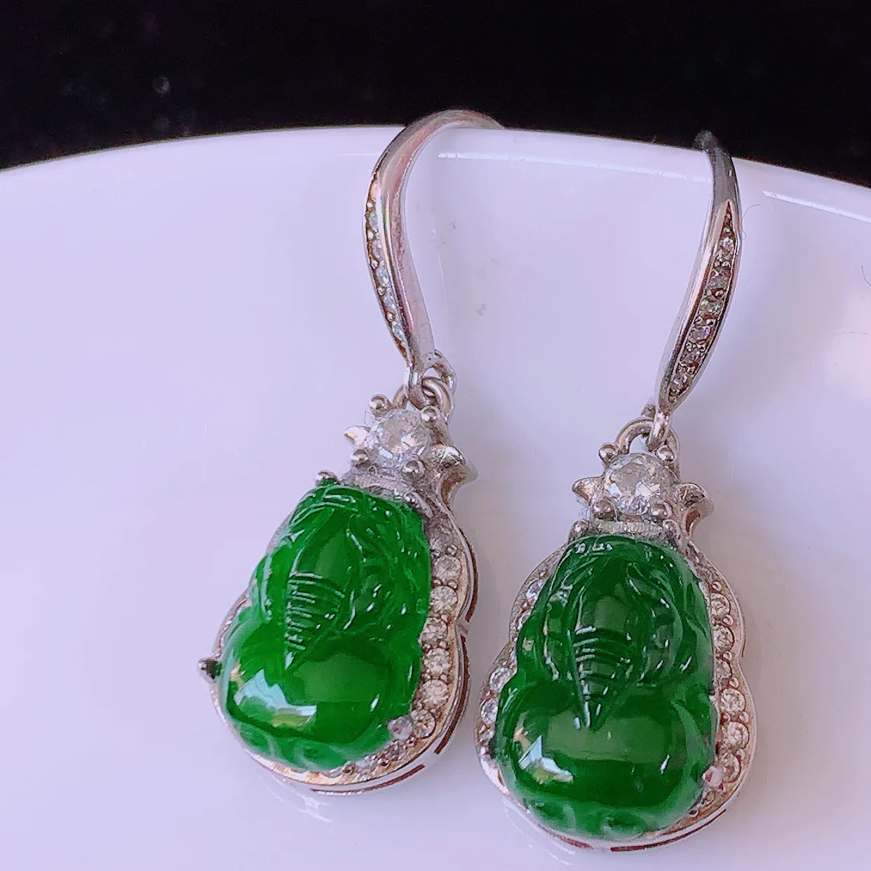 冰透满绿翡翠925银镶嵌貔貅耳坠，自然光实拍，翠色灵动，颜色漂亮，种老水足，品相佳，佩戴佳品！#97.18整体28.8*11-6.5裸石11-8.8