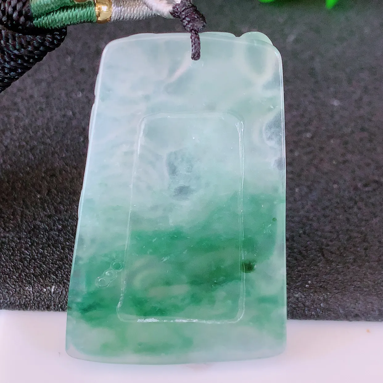 自然光实拍，冰种飘花翡翠生肖鸡牌吊坠，翠色灵动，种老水足，寓意好，品相佳， 佩戴佳品！#46.16