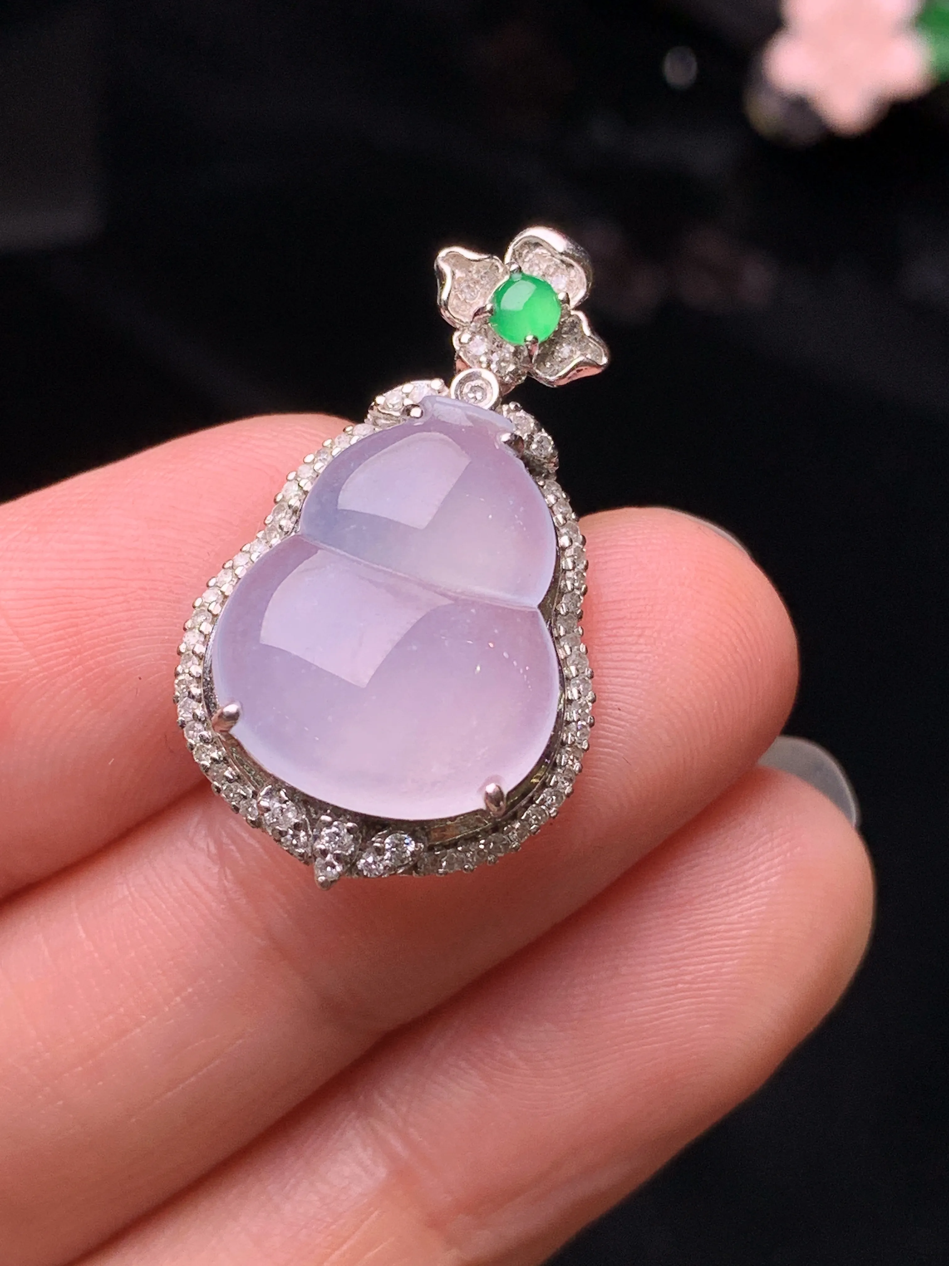 18k金钻镶嵌冰种葫芦吊坠 玉质细腻 色泽清新艳丽 整体尺寸27.5*16*8.6