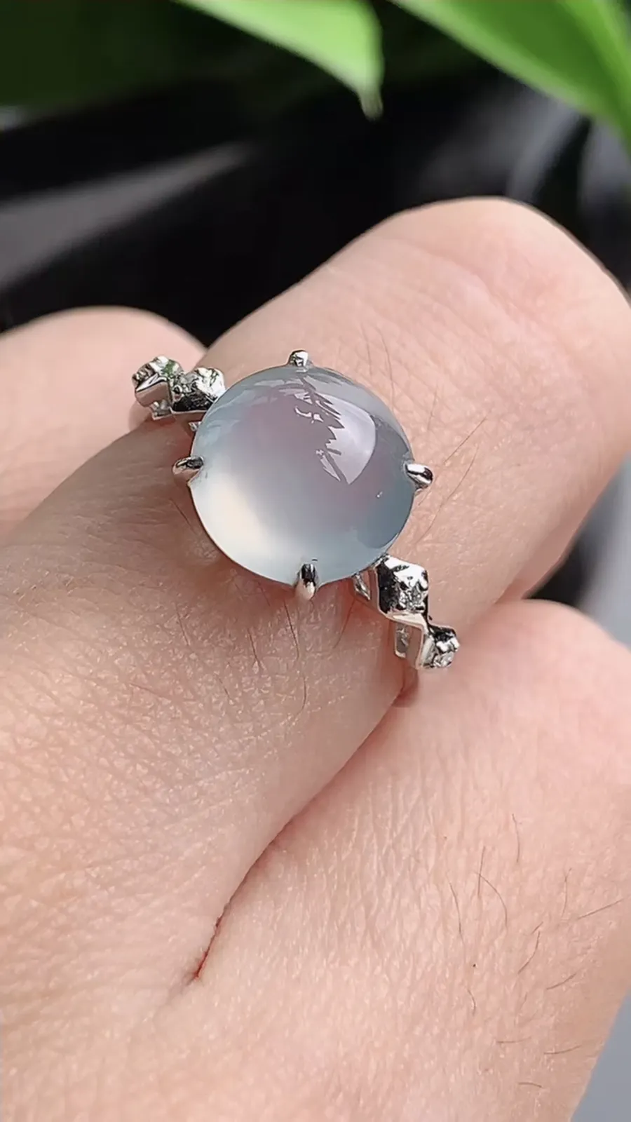 a货翡翠老坑冰种18K金镶嵌白月光蛋面戒指 圈口17.2裸石尺寸9.2mm 重量2.30g 1215