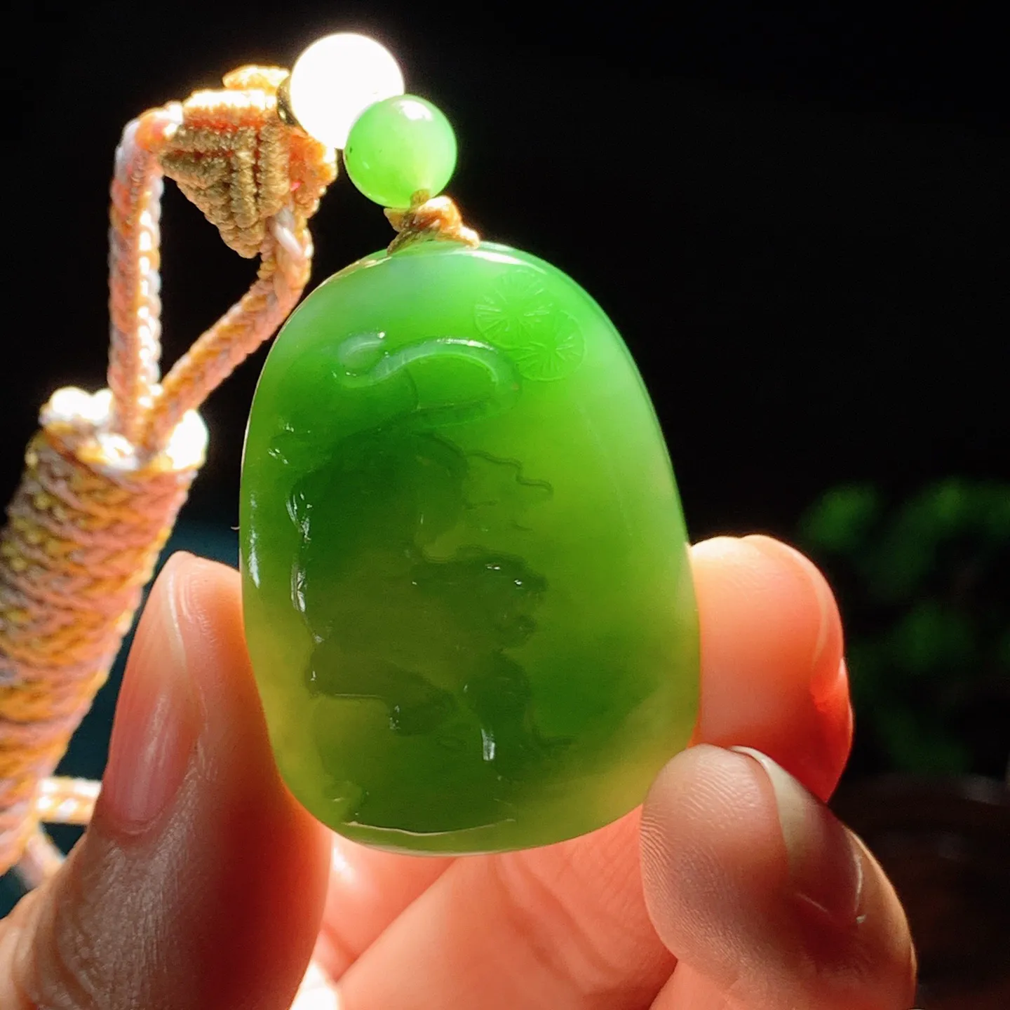 和田玉阳绿俄罗斯碧玉虎虎生威下山虎挂件。尺寸35/26/8重17克。玉质细腻油润。手推出油。佩戴高端典雅。lt251220