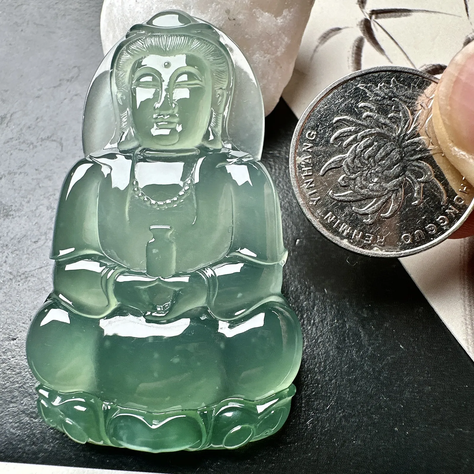 【冰种晴底正装观音】质地细腻，通透度上佳，冰感十足，适合佩戴，收藏品质