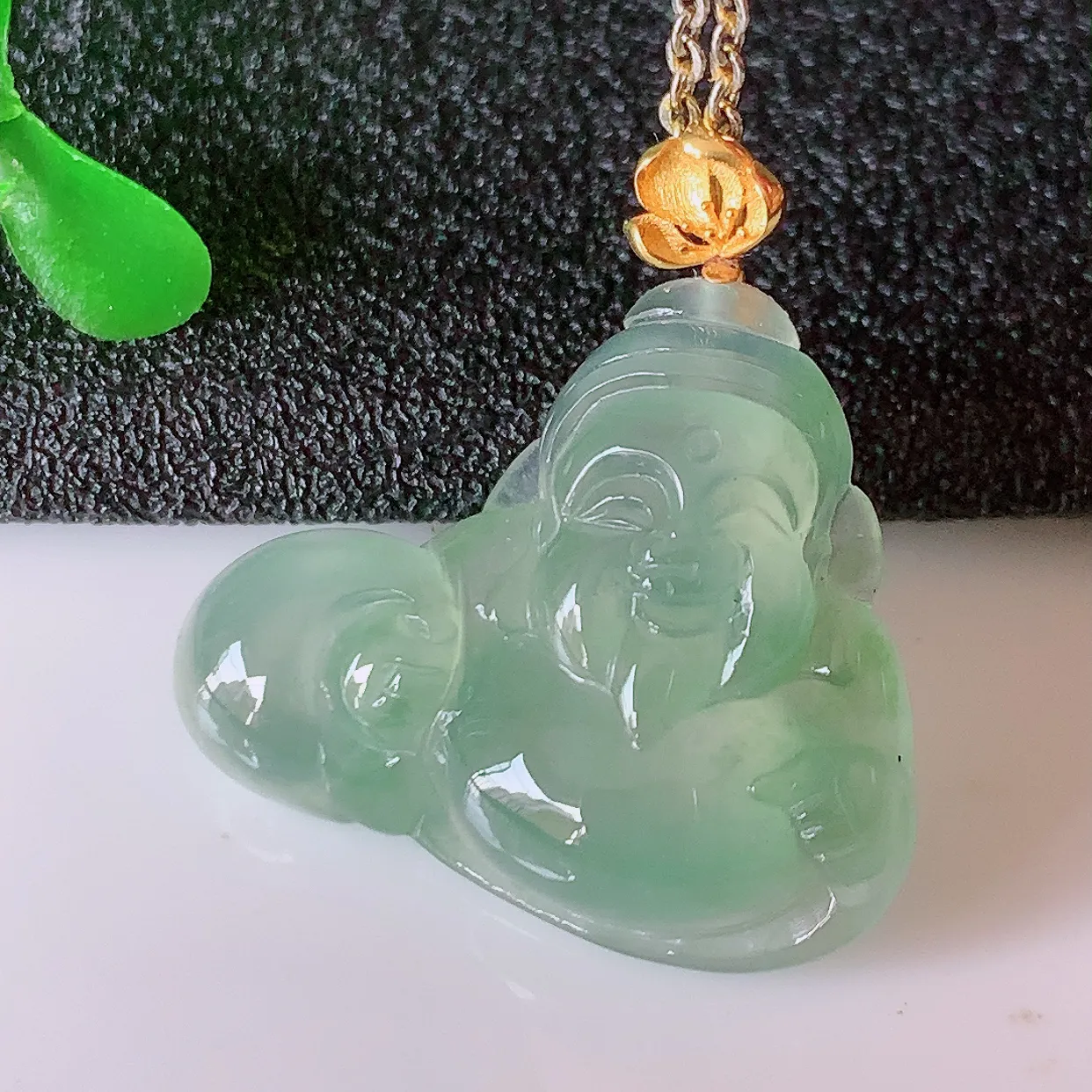 自然光实拍，18K金镶嵌冰种翡翠招财财神爷吊坠，财神到你家里来，年年月月发大财，形态极为讨喜，佩戴效果招财迷人#1.18整体23裸石22*18*5.2