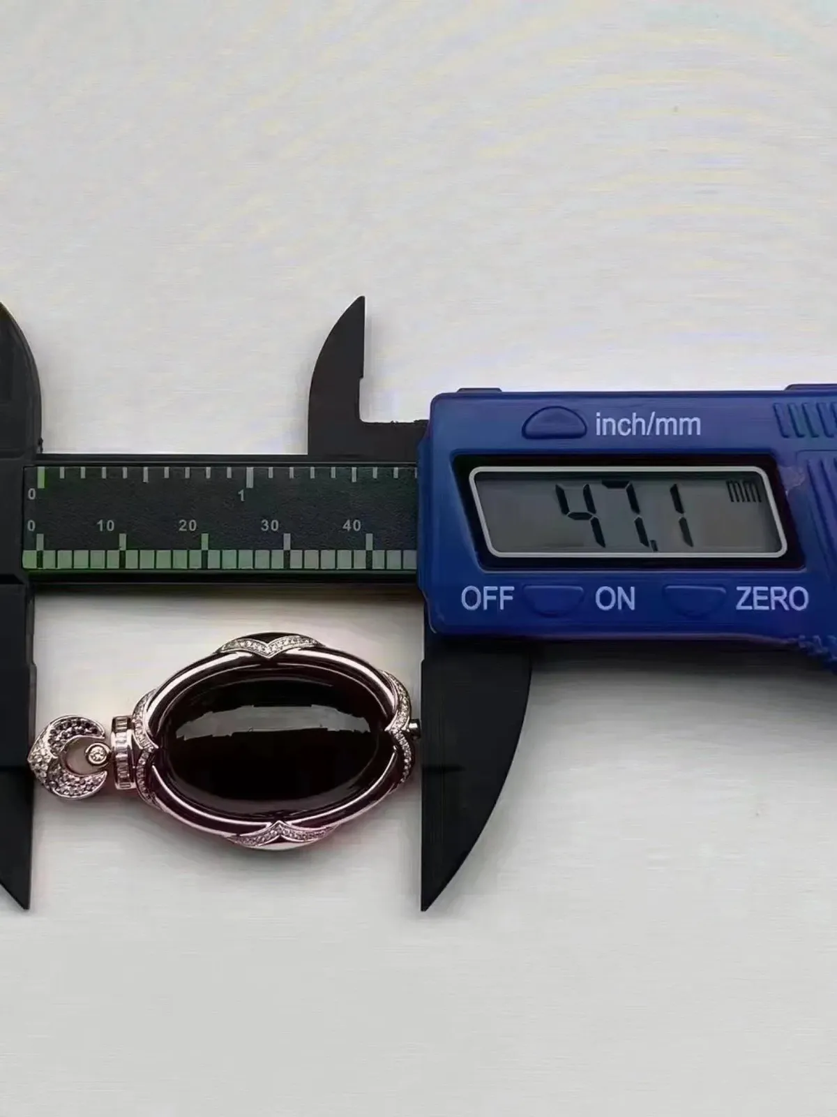 墨翠【鸽子蛋】18K金+南非钻镶嵌，细腻干净，黑度极黑，性价比高，雕工精湛，打灯透绿 裸石尺  30.0*18.8