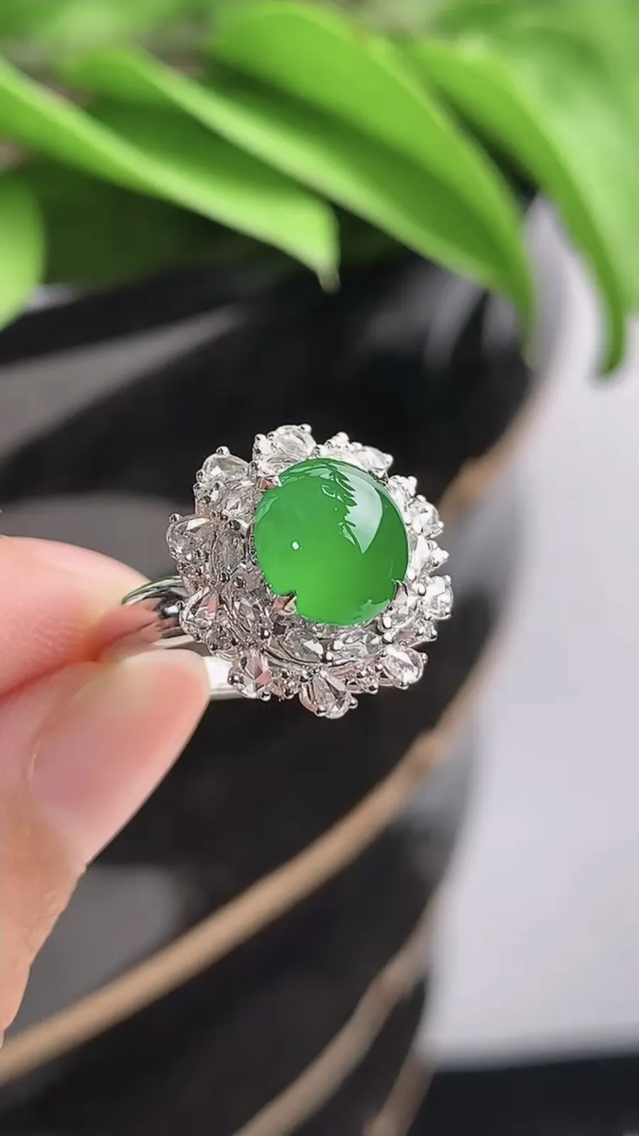 a货翡翠老坑冰种18K金伴钻镶嵌阳绿蛋面戒指 圈口17裸石尺寸8.3×7.4mm 重量4.00g 1215