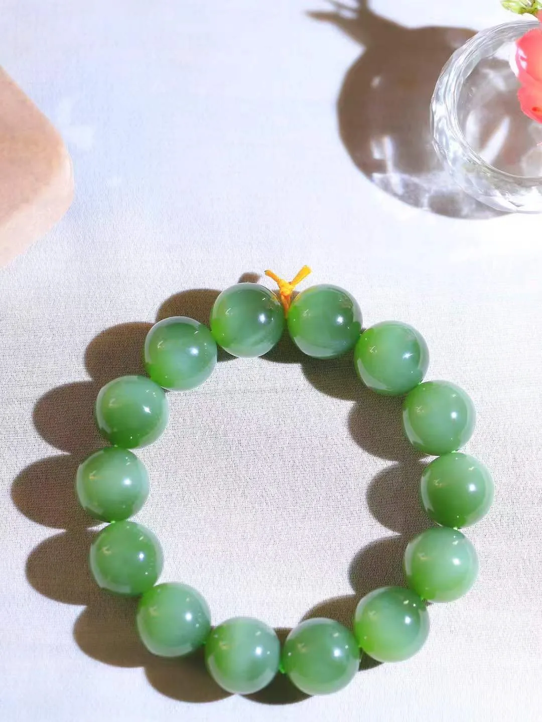 【珠圆玉润.手串】

收藏级和田玉碧玉猫眼珠圆玉润手串 玉质温润细腻  整串打磨圆润，佩戴舒适。珠珠落玉盘，间关莺语花底滑，一生美好时光，无论身在何处，都有它相伴相守。事事顺遂，幸福美满，吉祥如意。重74.7克 尺寸取一15mm  FDA-221251933