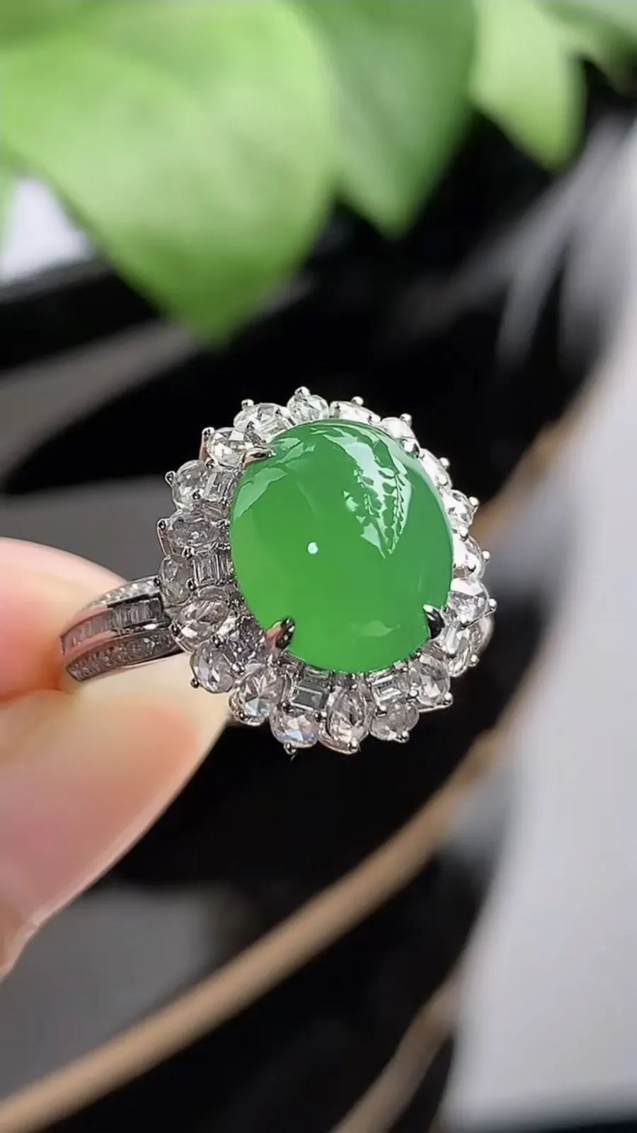 a货翡翠冰种18K金伴钻镶嵌阳绿蛋面戒指 圈口17.8裸石尺寸10.5×9mm 重量4.60g 1216