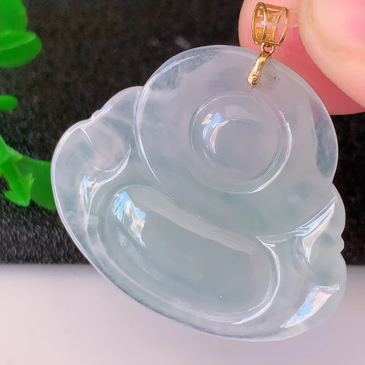 18k金镶嵌冰种翡翠佛公吊坠，款式新颖，佩戴效果时尚出众，尽显气质，水润精细， 美感十足。#49.16