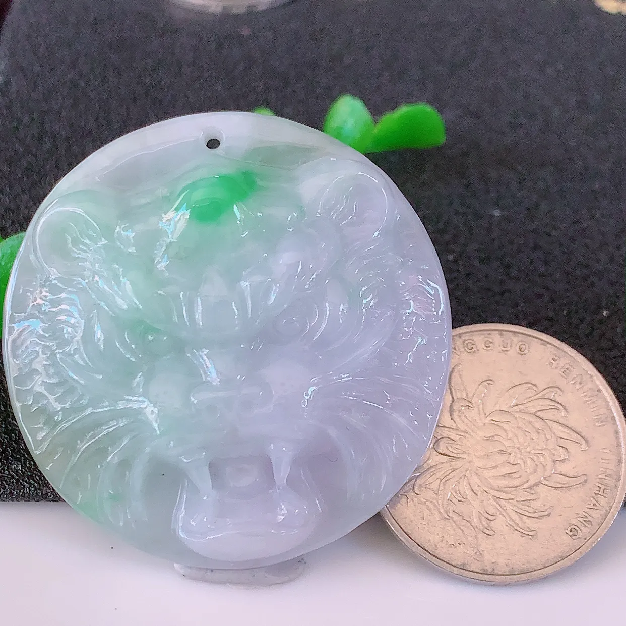 自然光实拍，冰润春带彩翡翠生肖虎虎生威吊坠，种老水足，雕工精湛 ，寓意美好， 佩戴时尚出众！#87.16