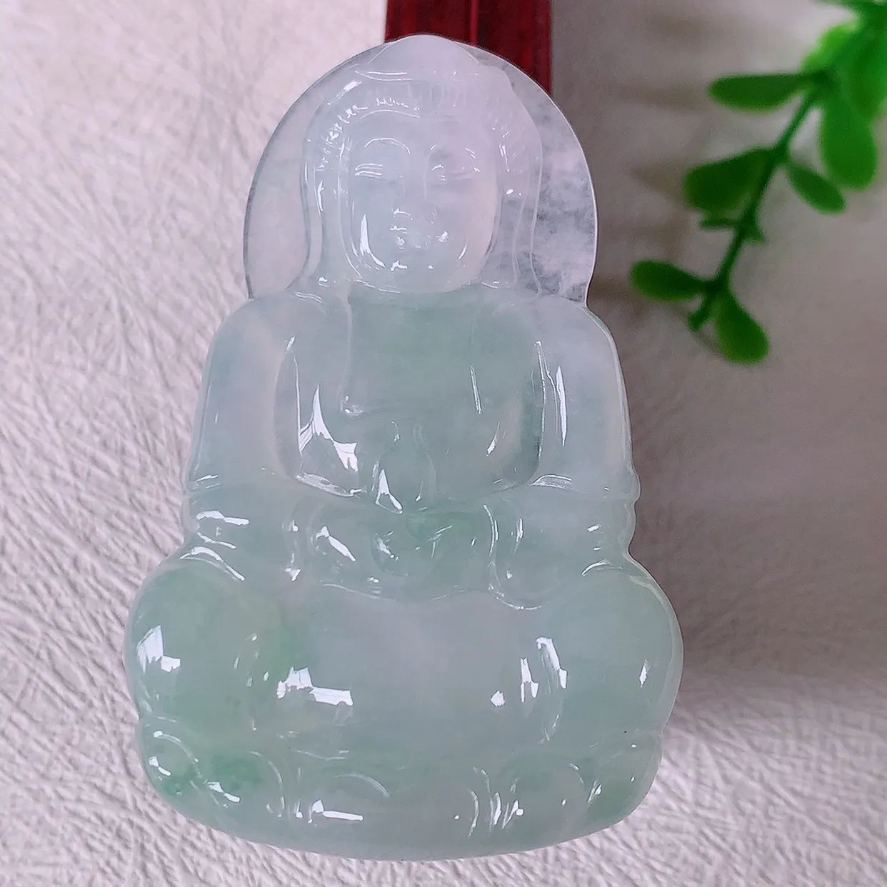 自然光实拍，冰种飘花翡翠观音菩萨吊坠，赐福观音，玉润通透，慈祥端庄！#46.18