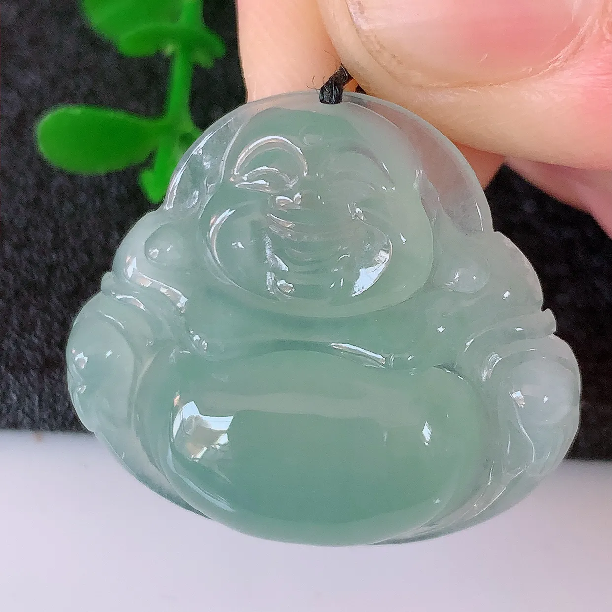 自然光实拍，冰种翡翠佛公吊坠，水灵起胶，翠色迷人，佛公在心中，一生平安，饱满圆润，开怀大笑佛公，配戴灵气十足！#57.18