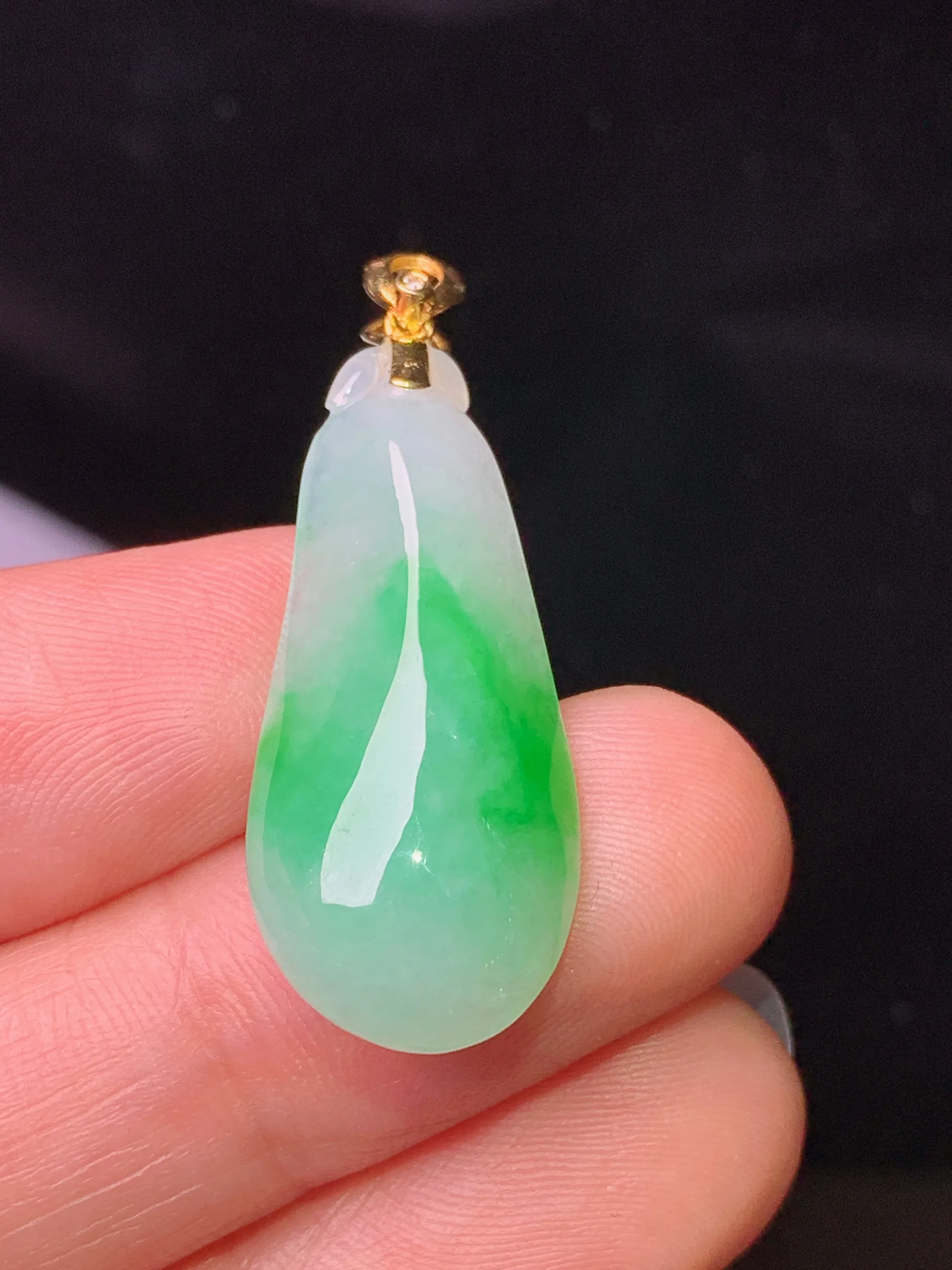 18k金镶嵌飘绿福瓜吊坠 玉质细腻 色泽清新艳丽 整体尺寸35.7*12.7*6