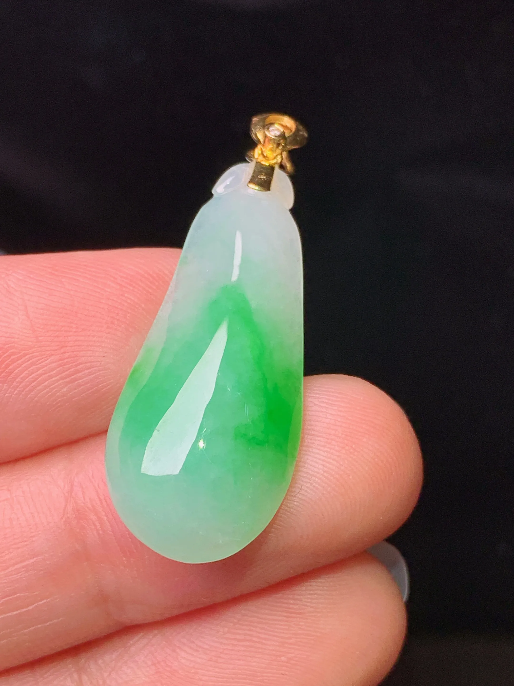 18k金镶嵌飘绿福瓜吊坠 玉质细腻 色泽清新艳丽 整体尺寸35.7*12.7*6