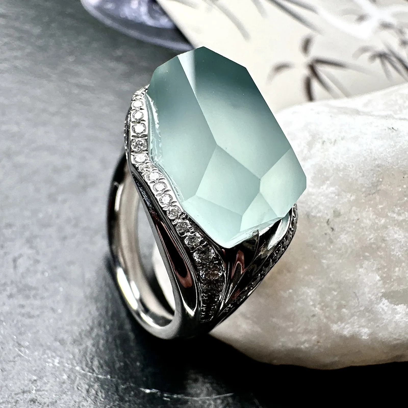 【冰种天空蓝随形戒指】质地非常细腻干净，冰润十足，种老冰透，收藏品质。18k金钻镶嵌，裸石尺寸18*11.29.3毫米