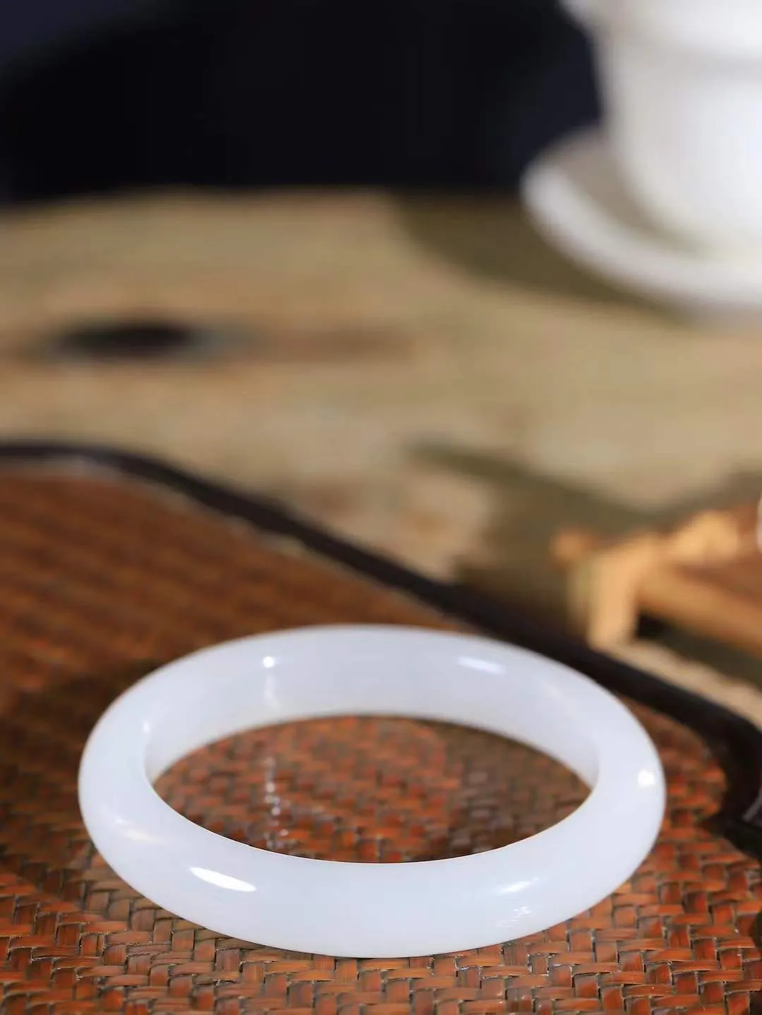 【情有独钟.手镯】

精品和田玉白玉手镯 玉质温润细腻 油性十足 手感舒适，高华雅逸，线条流畅，简