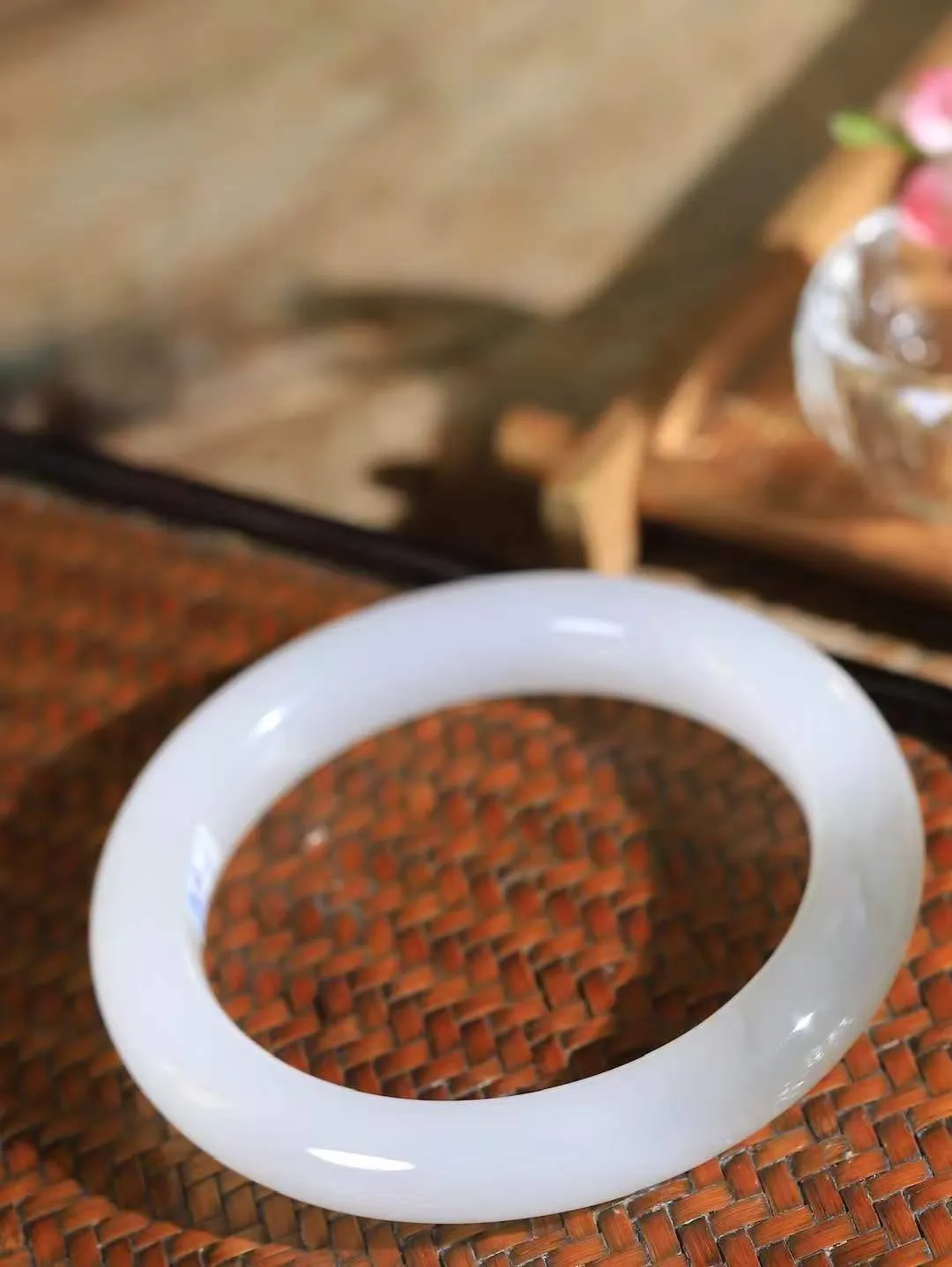 【花样年华·手镯】

精品和田玉白玉烟灰双色手镯，质地油润细腻，色泽高贵典雅，镯型古朴典雅。在诗情画意的雨巷相遇，你是我腕间的一抹风情，有你眸有深情，清风荡漾湖间静水，我愿俯身低眉，在烟波涟漪处，寻你深情倩影。内径60.5mm尺寸12-10.7mm 重66克fDA-781271924