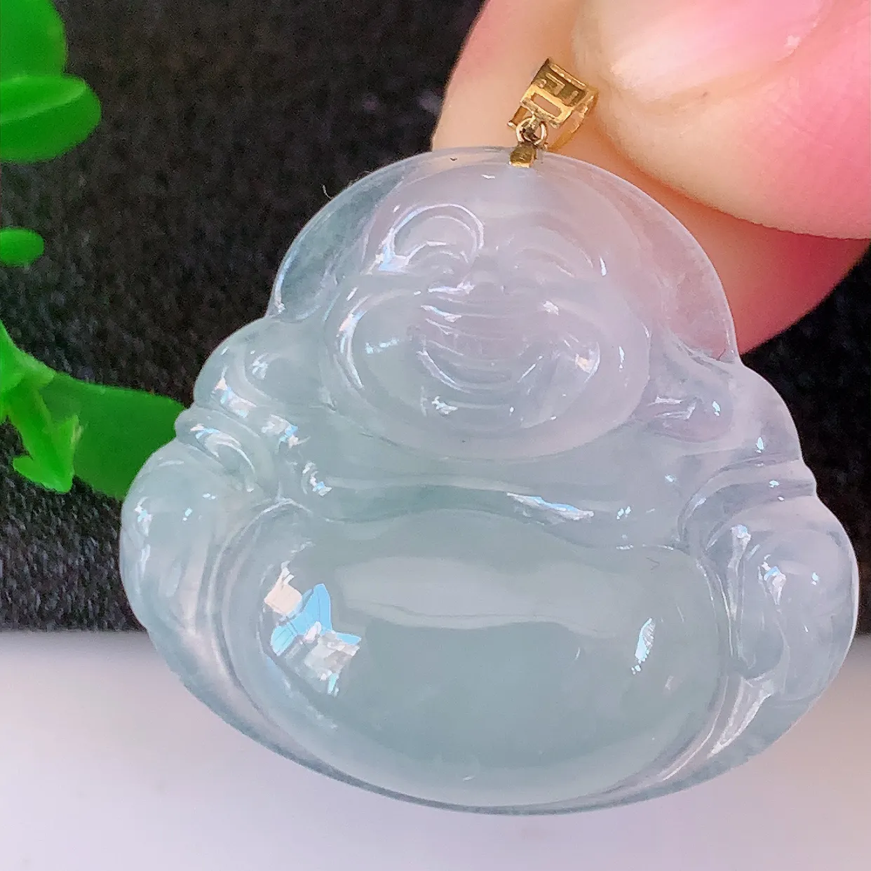 18k金镶嵌冰种翡翠佛公吊坠，款式新颖，佩戴效果时尚出众，尽显气质，水润精细， 美感十足。#49.16