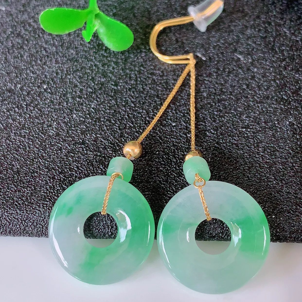 18k金镶嵌冰种飘绿翡翠平安扣耳坠，沁人心脾，耳坠佩戴效果大气出众，尽显气质。种水好，胶感足，颜相当