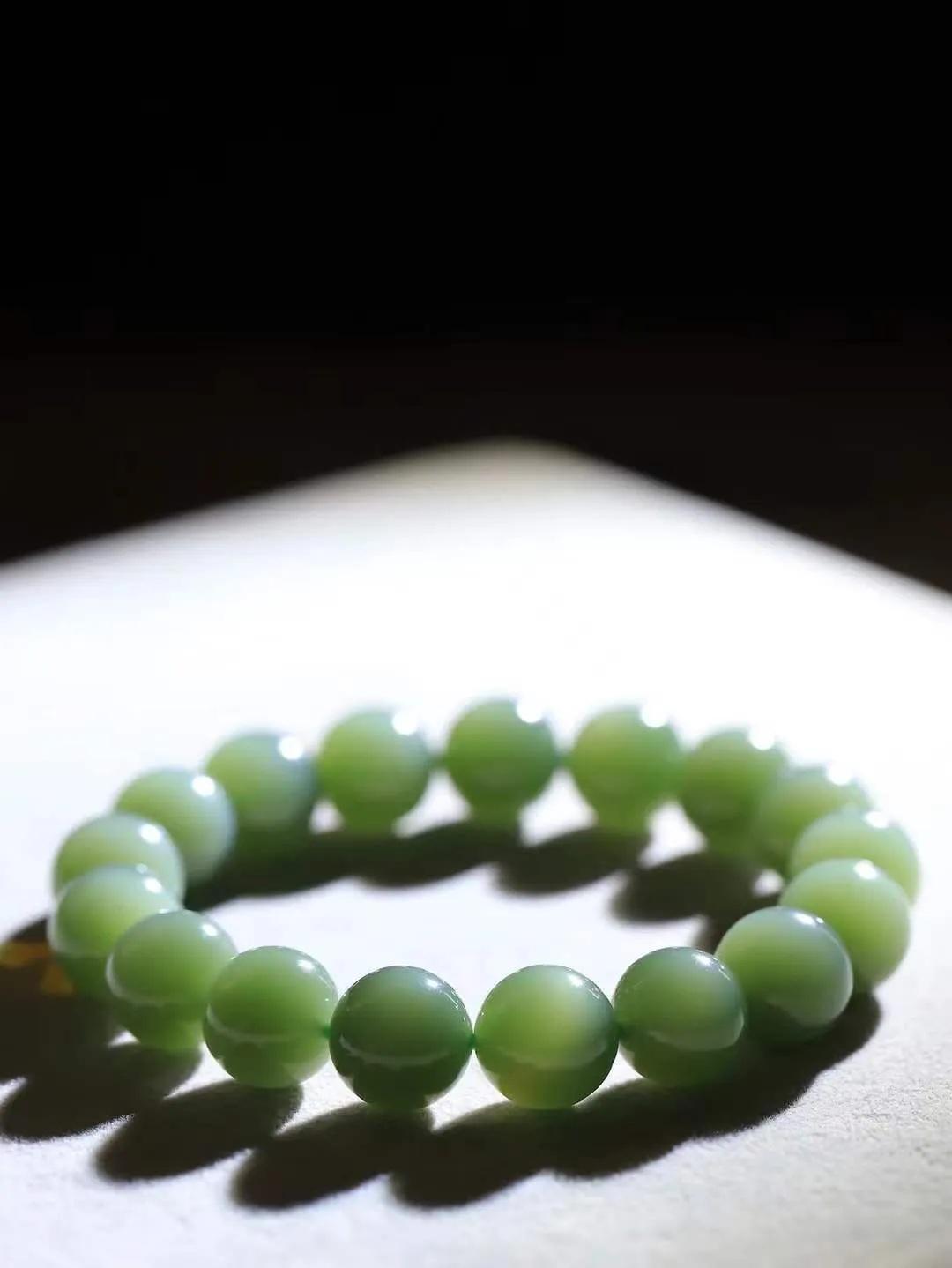 【珠圆玉润.手串】

收藏级和田玉碧玉猫眼珠圆玉润手串 玉质温润细腻  整串打磨圆润，佩戴舒适。珠珠落玉盘，间关莺语花底滑，一生美好时光，无论身在何处，都有它相伴相守。事事顺遂，幸福美满，吉祥如意。重47克 尺寸取一12mm  FDA-221251933