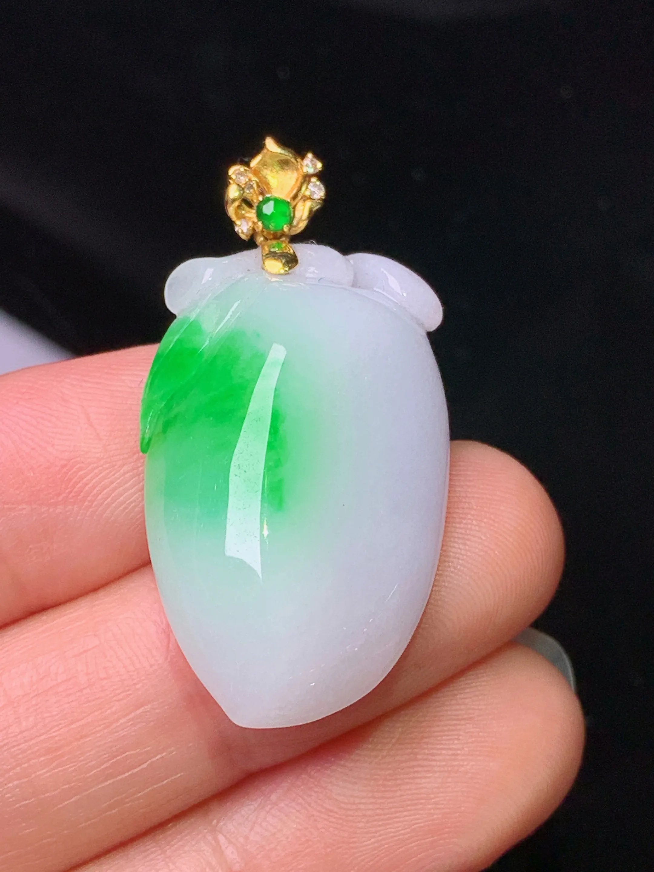 18k金钻镶嵌飘绿寿桃吊坠 玉质细腻 色泽清新艳丽 整体尺寸35.8*18.2*10.8