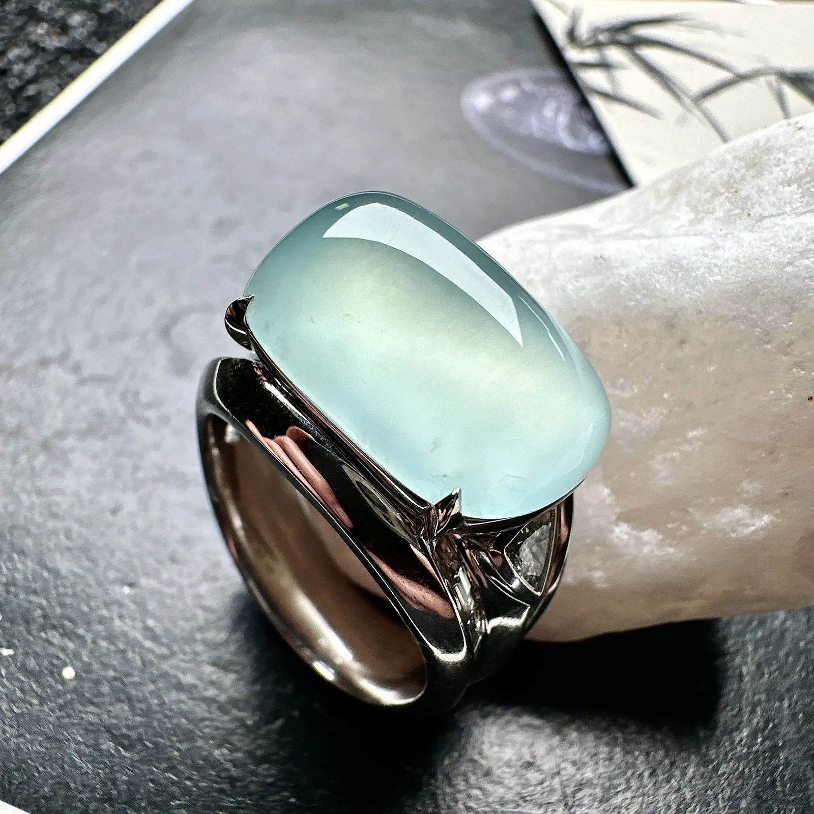 【冰种天空蓝随形戒指】种地上乘，冰感十足，通透起光，饱满圆润，18k金钻镶嵌，裸石尺寸13.7*12.1*8.5毫米。