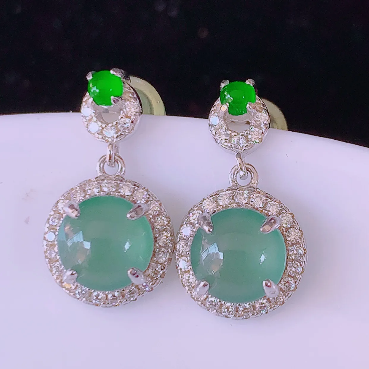 冰透满绿翡翠925银镶嵌耳坠，自然光实拍，翠色灵动，颜色漂亮，种老水足，品相佳，佩戴佳品！#97.18整体16*9.2*5裸石 6.5*6.5