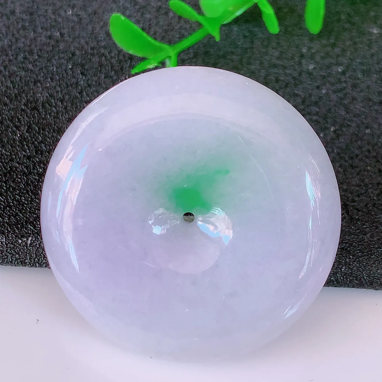 自然光实拍，冰润飘绿翡翠平安扣吊坠，平安是福；很美的料子， 平安扣佩戴优雅迷人！#57.16