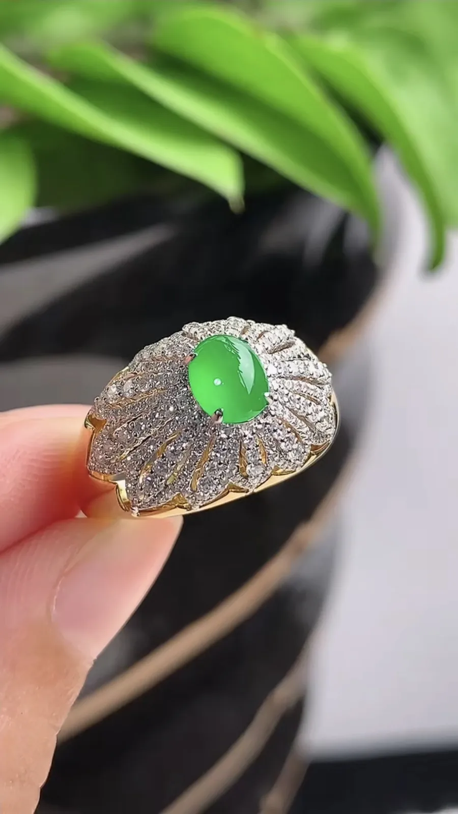 a货翡翠老坑冰种18K金伴钻镶嵌阳绿蛋面戒指 圈口17.5裸石尺寸6×4.8mm 重量4.54g 1215