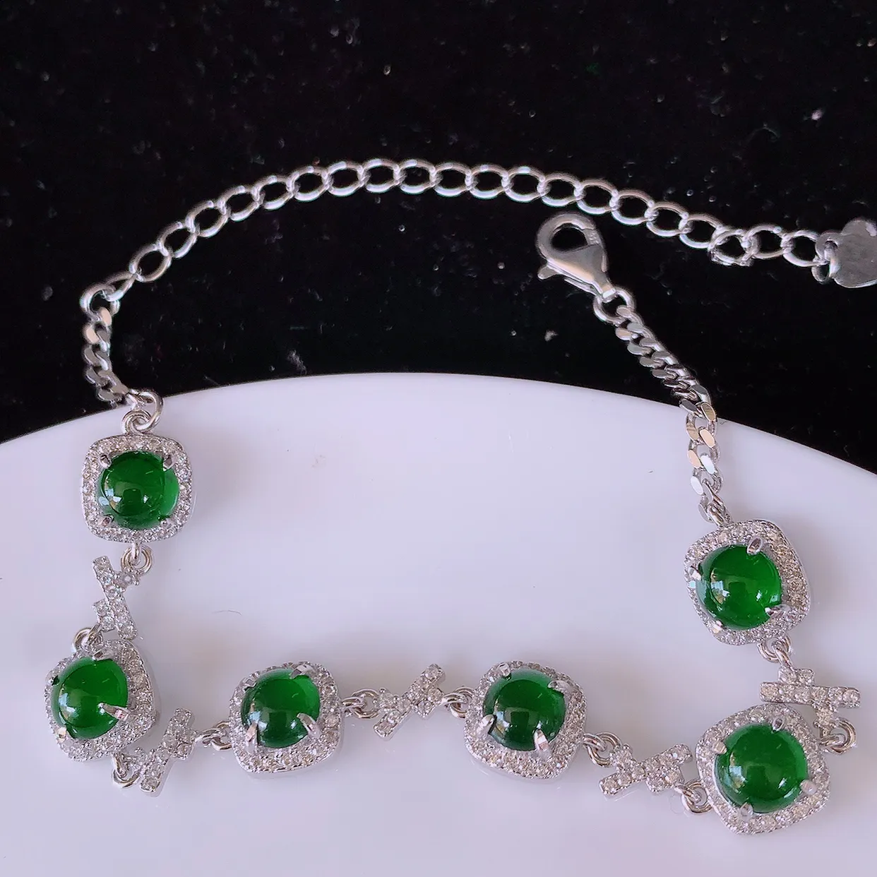 冰透满绿翡翠925银镶嵌手链，自然光实拍，翠色灵动，颜色漂亮，种老水足，品相佳，佩戴佳品！#97.18取一7.2*7.2-5整体4.6*4.6