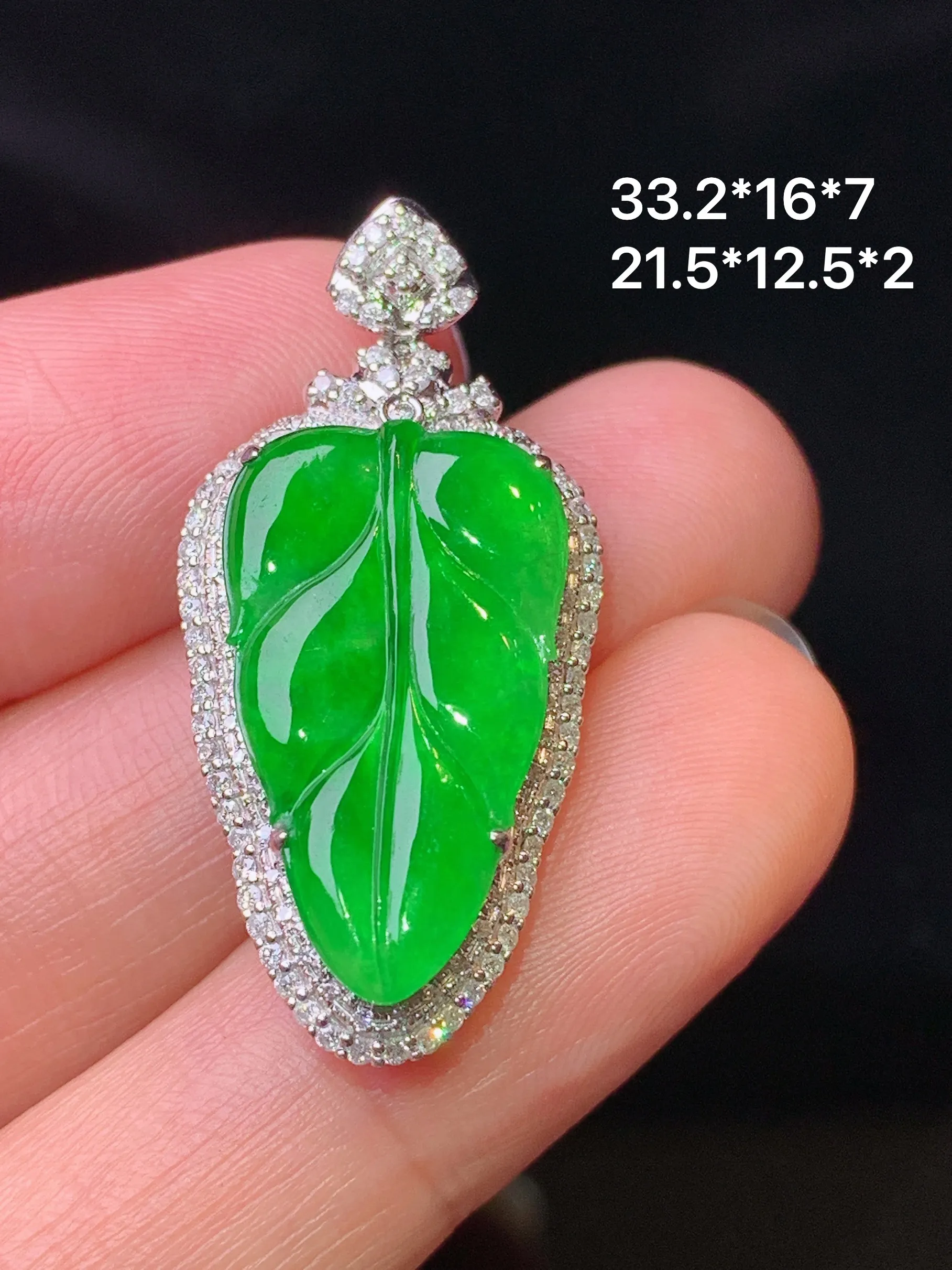 18k金钻镶嵌满绿树叶吊坠 玉质细腻 色泽清新艳丽 整体尺寸33.2*16*7