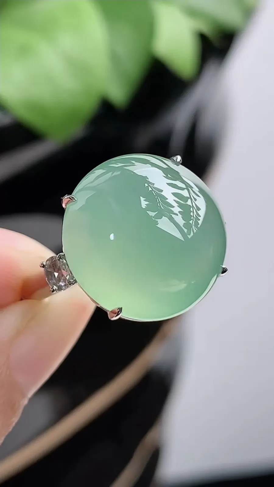 a货翡翠冰种18K金伴钻镶嵌甜绿蛋面戒指 圈口18裸石尺寸16mm 重量7.15g 1216