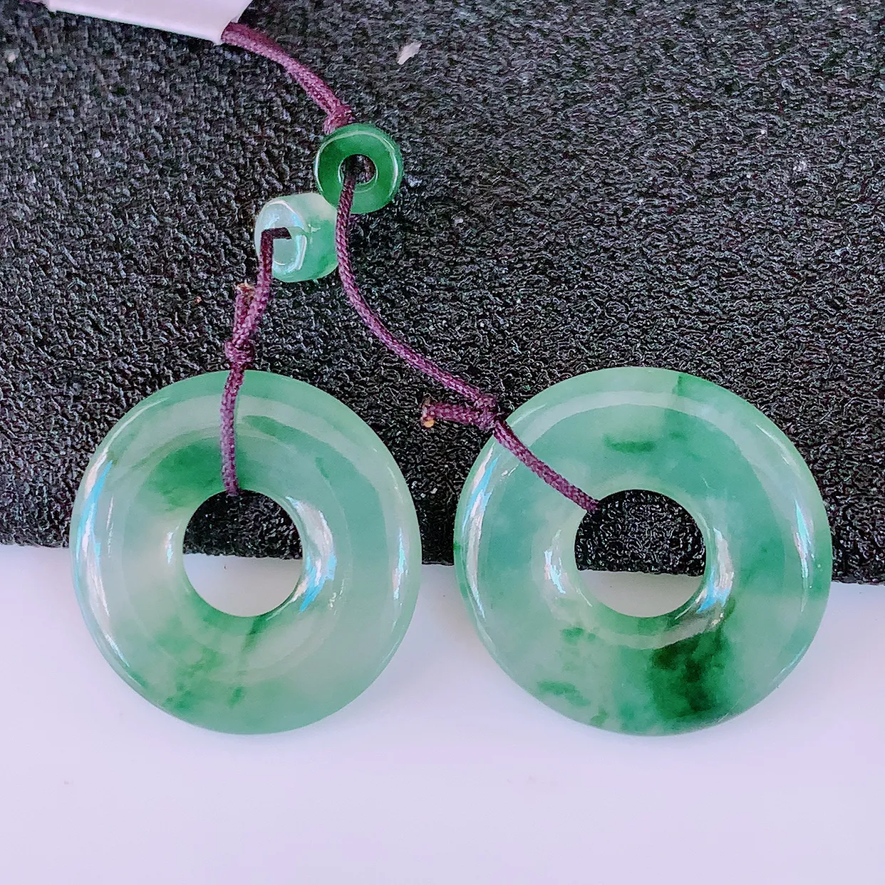 自然光实拍，冰种飘花翡翠一对平安扣耳坠，翠色灵动，玉质细腻，颜色漂亮，品相佳， 佩戴佳品！配银线 #49.16