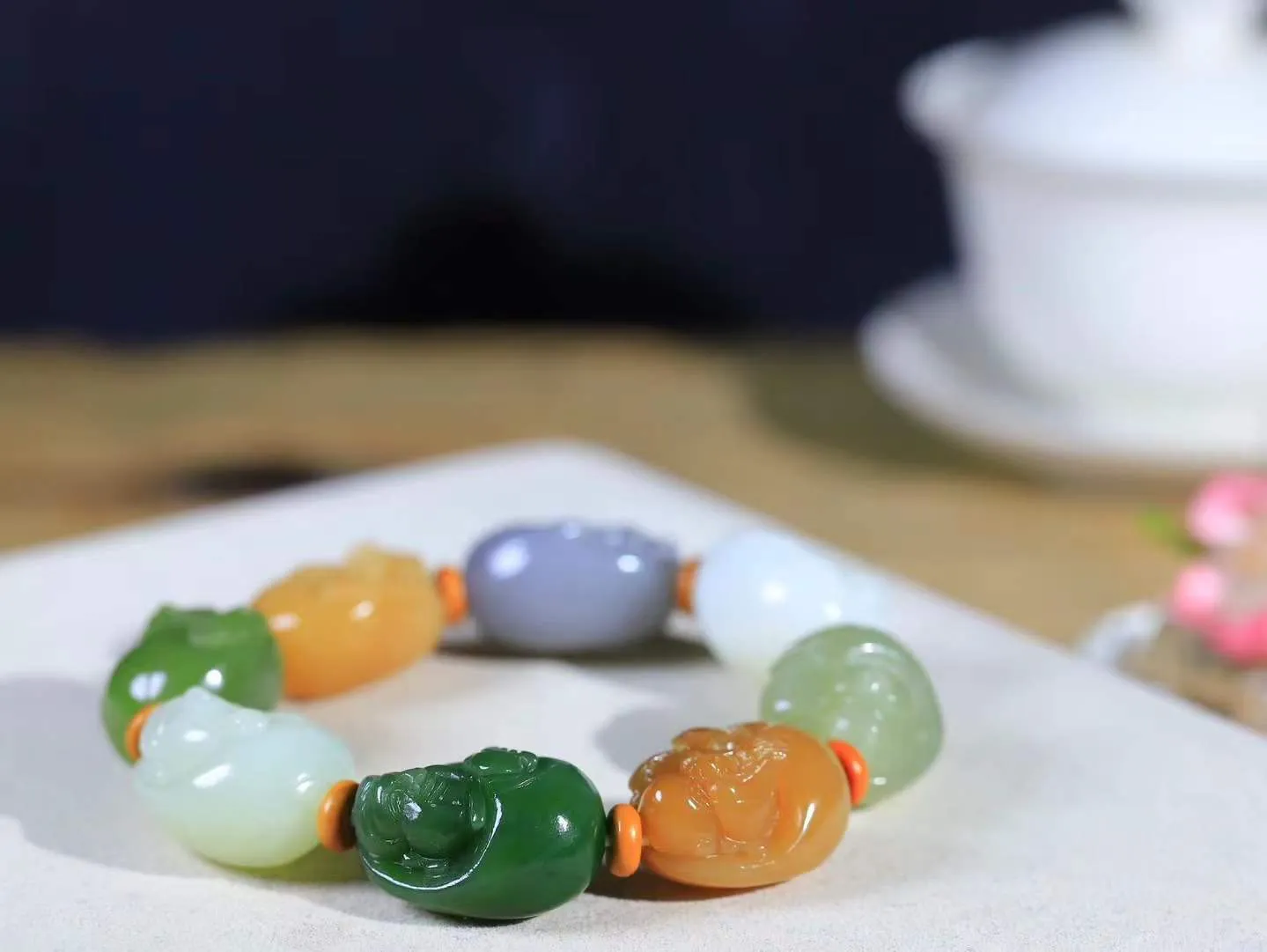 【八仙过海.手串】

精品和田玉多宝八仙手串，毛孔清晰、料子油润十足，手感上佳，精工雕琢八仙，形态