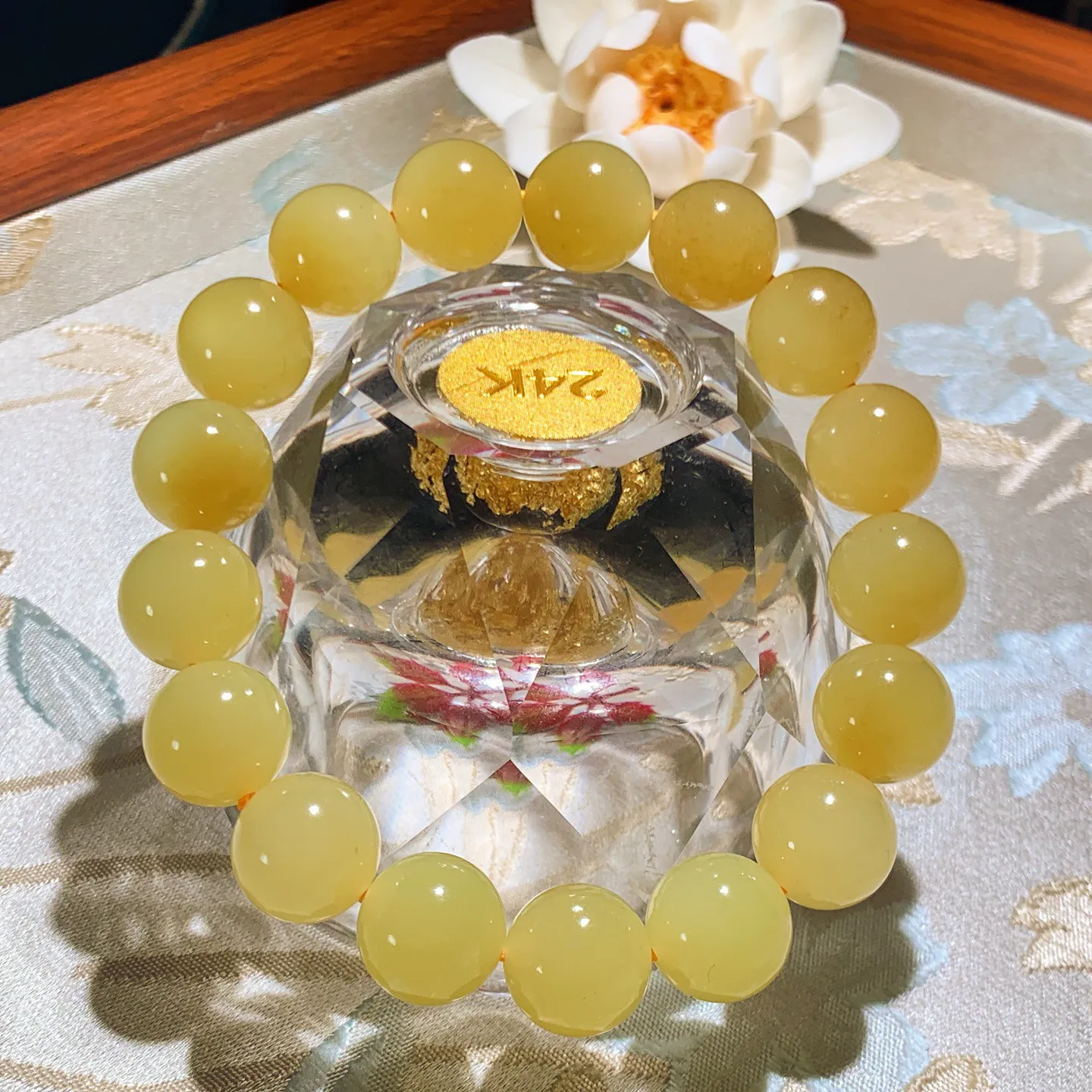 新疆和田玉若羌黄口料飘糖手串。单颗尺寸12重47.5克。玉质细腻油润。手推出油。品相大气。lt251