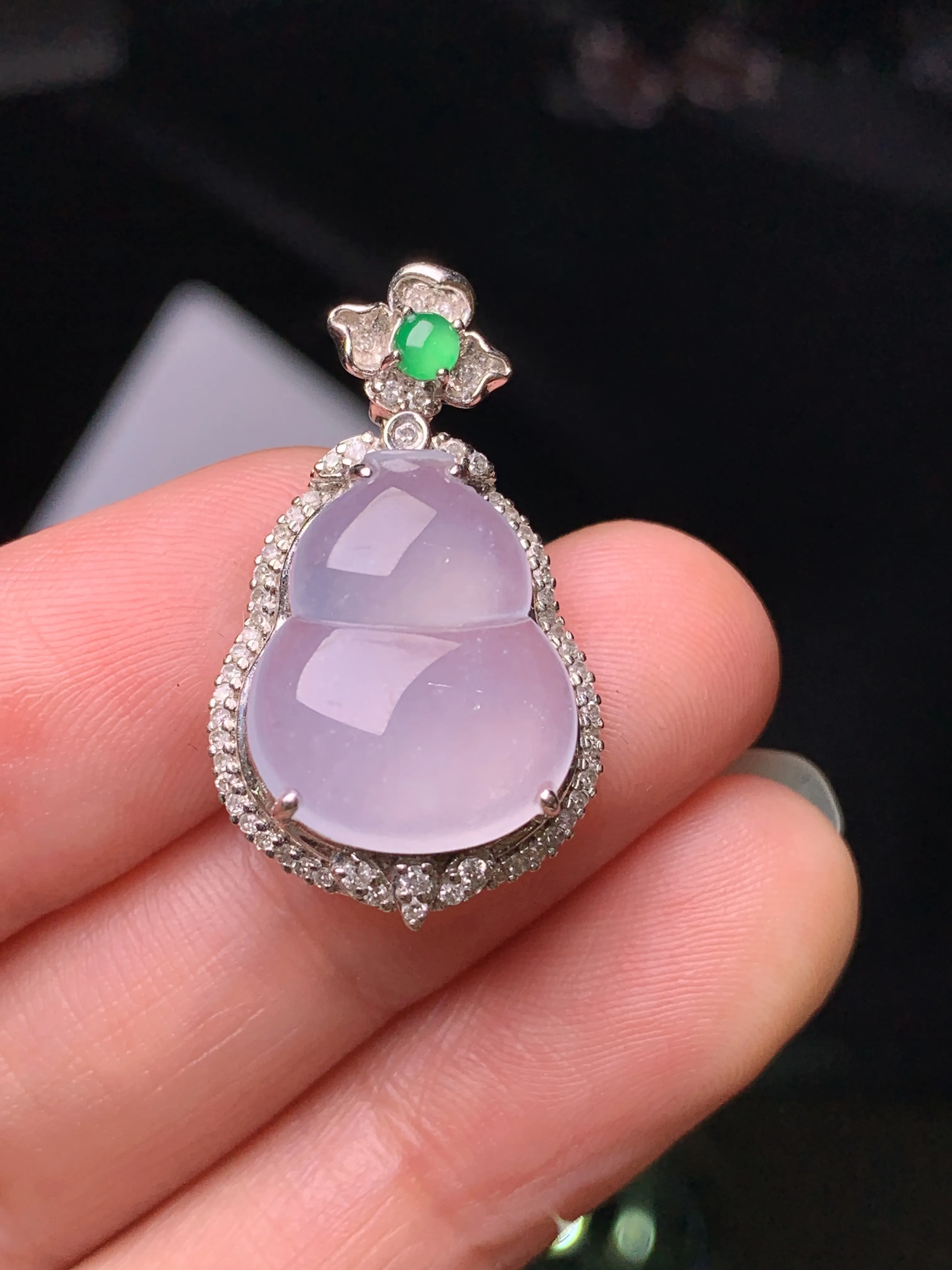 18k金钻镶嵌冰种葫芦吊坠 玉质细腻 色泽清新艳丽 整体尺寸27.5*16*8.6