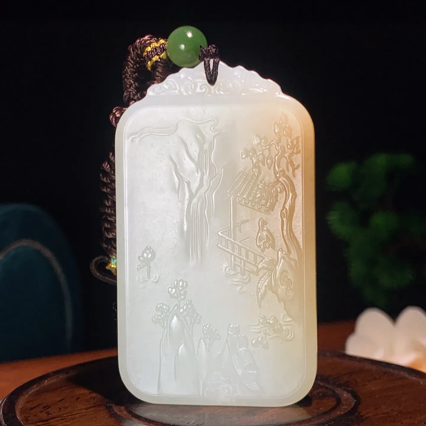 和田玉糖料站观音牌子挂件。尺寸65/38/8重50.5克。玉质细腻油润。手推出油。品相大气。lt251220