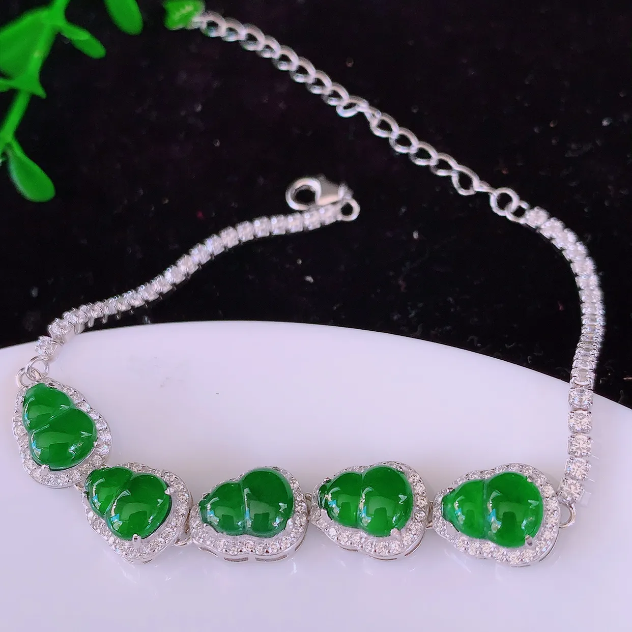 冰透满绿翡翠925银镶嵌葫芦手链，自然光实拍，翠色灵动，颜色漂亮，种老水足，品相佳，佩戴佳品！#97