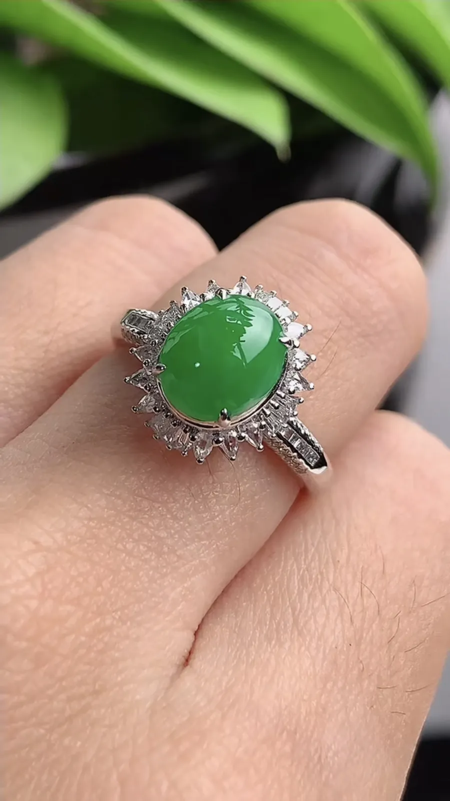 a货翡翠老坑冰种18K金伴钻镶嵌阳绿蛋面戒指 圈口17.5裸石尺寸8.6×7.2mm 重量3.53g 1215