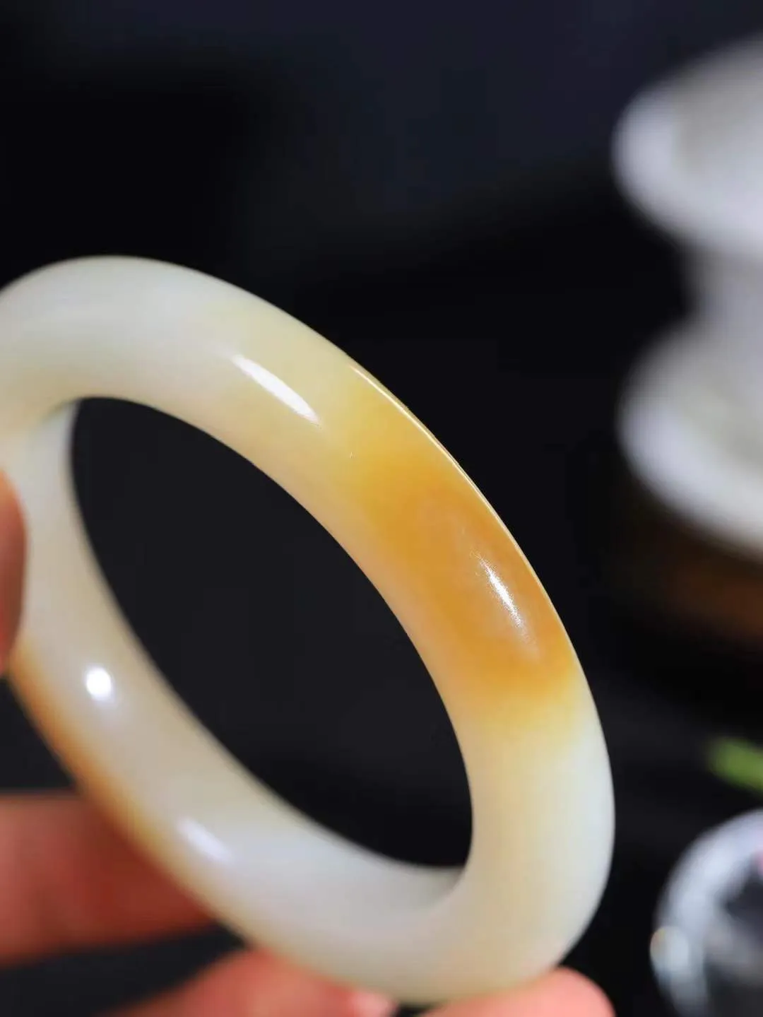 【暖玉生香·手镯】

精品和田玉糖白玉手镯，质地油润细腻，色泽高贵典雅，镯型古朴典雅。在诗情画意的雨巷相遇，你是我腕间的一抹风情，有你眸有深情，清风荡漾湖间静水，我愿俯身低眉，在烟波涟漪处，寻你深情倩影。内径60.8mm尺寸12.8-12mm重87.05克fDL-181271000