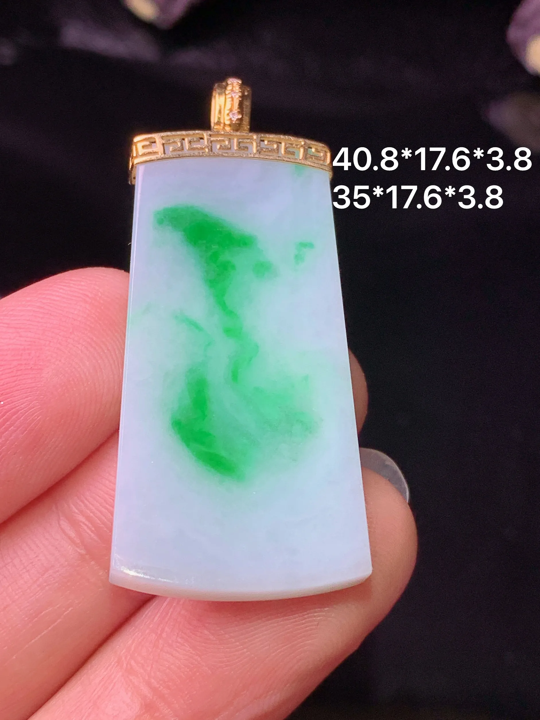 18k金镶嵌飘绿无事牌吊坠 玉质细腻 色泽清新艳丽 整体尺寸40.8*17.6*3.8