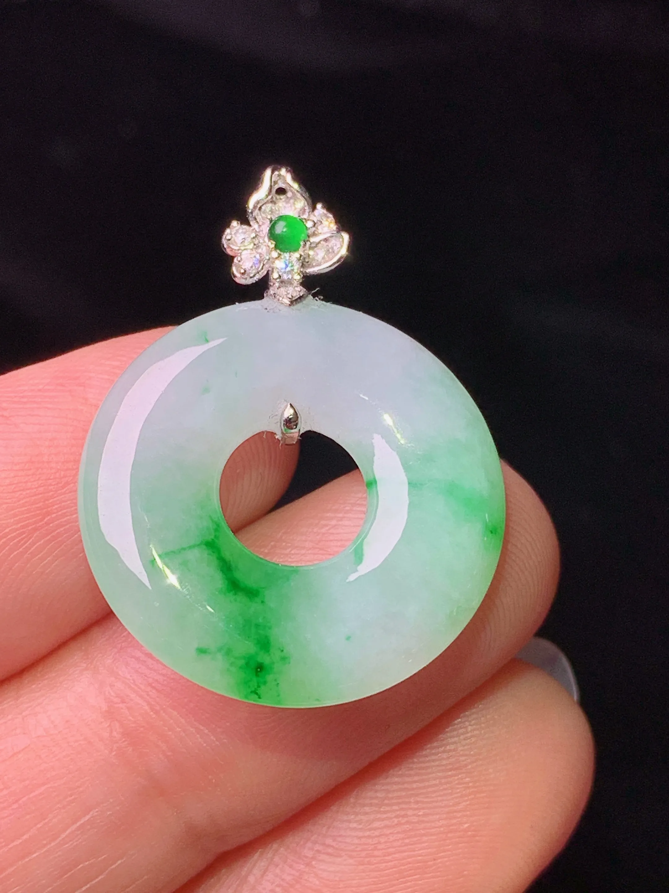 18k金钻镶嵌飘绿平安环吊坠 玉质细腻 色泽清新艳丽 整体尺寸28.2*21.2*4.2