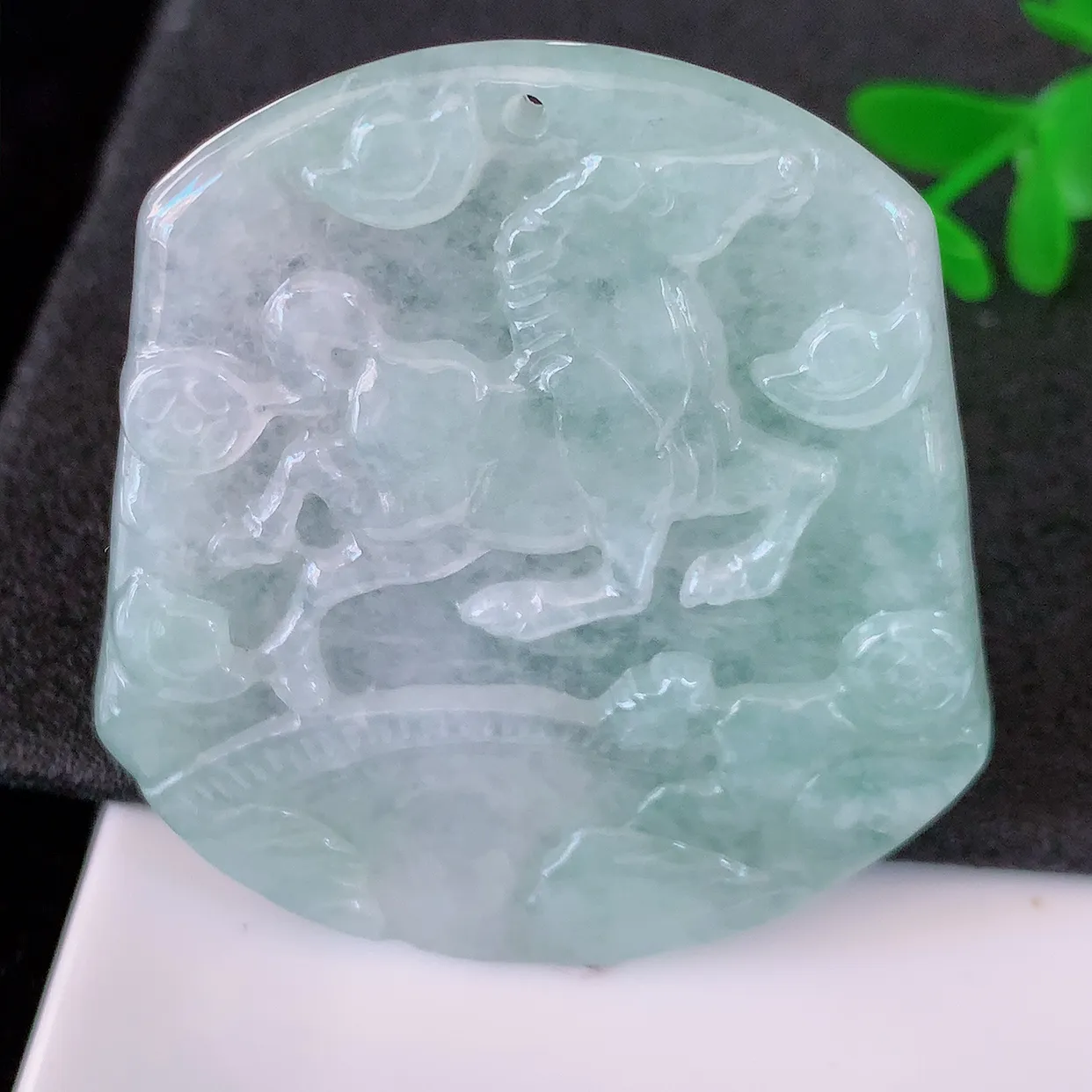 自然光实拍，冰种飘花翡翠生肖马牌吊坠，种老水足，雕工精湛 ，寓意美好， 佩戴时尚出众！#57.16